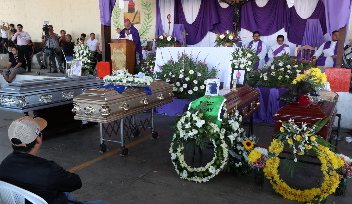 54 personas perdieron la vida en el accidente de bus bajo el puente Belice. En la imagen el velorio de algunas de las víctimas en Santo Domingo Los Ocotes. (Foto Prensa Libre: María Reneé Barrientos)