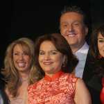 MEX3498. CIUDAD DE MÉXICO (MÉXICO), 20/02/2025.- Fotografía de archivo del 18 de febrero de 2015 de los conductores del programa de televisión 'Ventaneando', desde la izquierda Pedro Sola, Atala Sarmiento, Pati Chapoy, Daniel Bisogno y Mónica Garza durante un acto procolario en Ciudad de México (México). El polémico conductor de televisión Daniel Bisogno falleció este jueves a los 51 años tras una serie de padecimientos que sufrió en el último año que lo hicieron permanecer de manera constante en hospitales. EFE/ Armando Mota/ARCHIVO