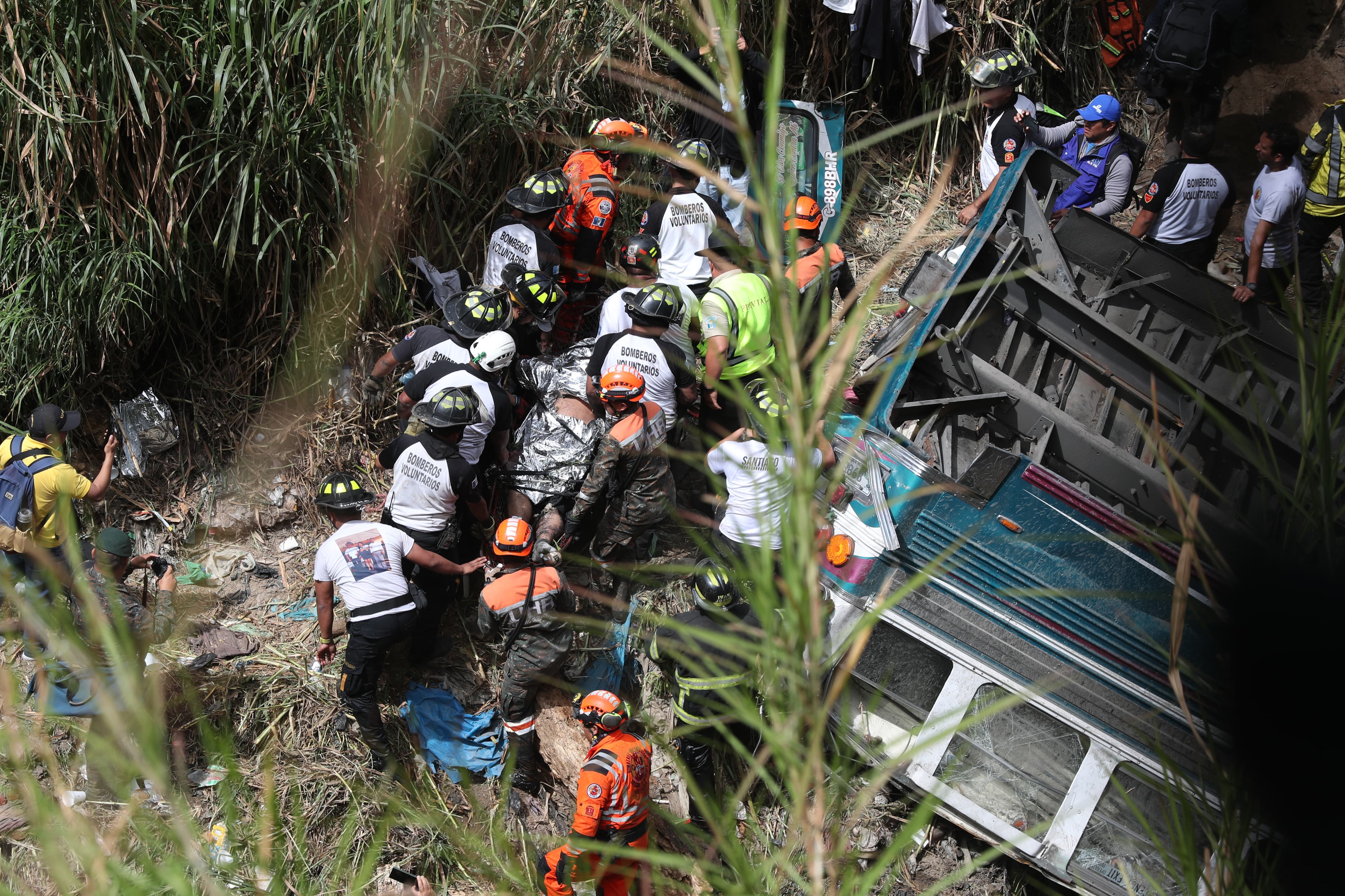 Un autobús en el que viajaban decenas de personas cayó del puente Belice, en la capital, provocando que más de 50 personas perdieran la vida. (Foto Prensa Libre: Esbin García)