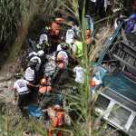 Un autobús en el que viajaban decenas de personas cayó del puente Belice, en la capital, provocando que más de 50 personas perdieran la vida. (Foto Prensa Libre: Esbin García)