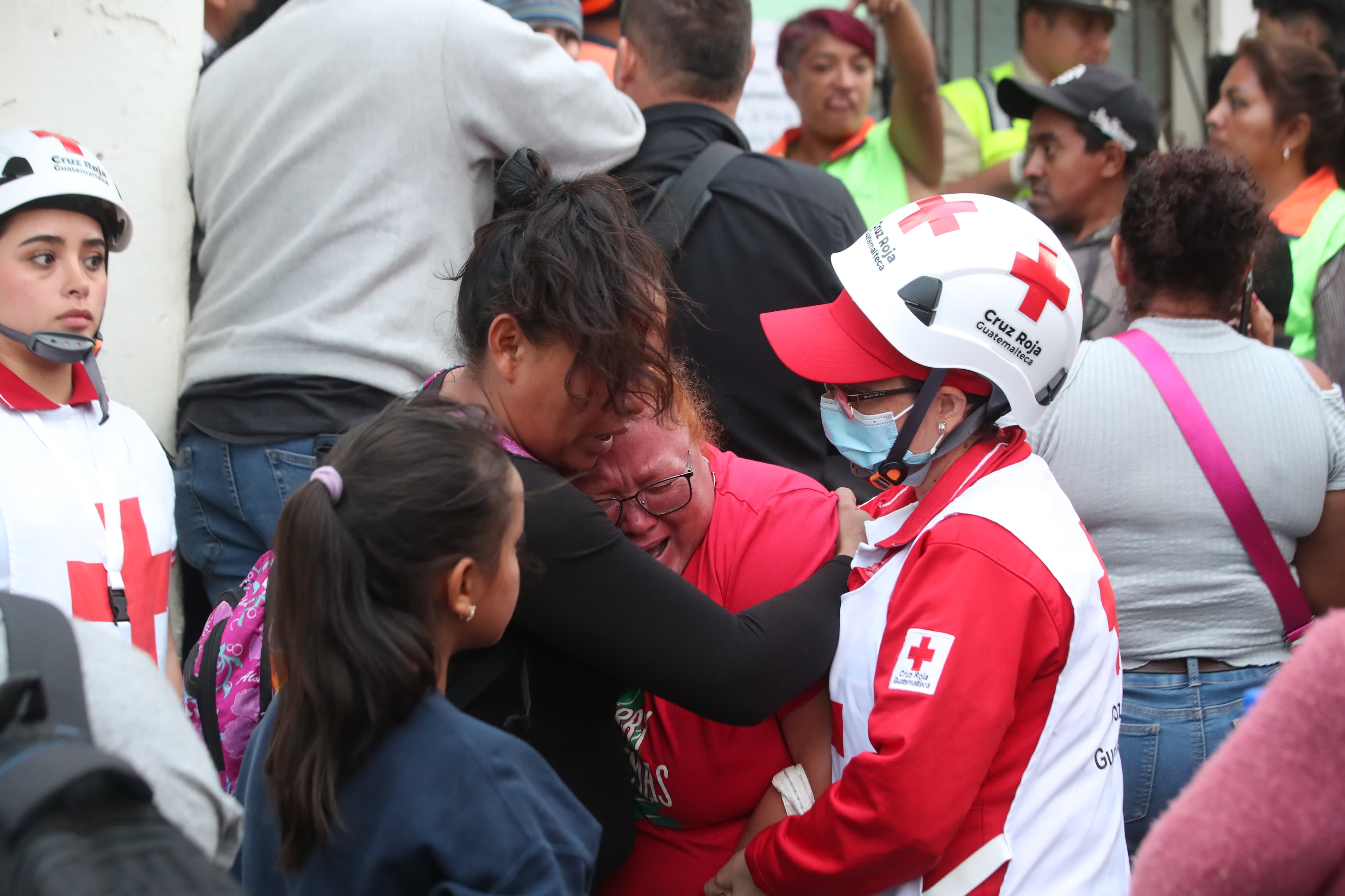 
Socorristas atienden a parientes de las víctimas del accidente de autobús en el Puente Belice, donde 55 personas perdieron la vida. (Foto Prensa Libre: Byron Baiza)
