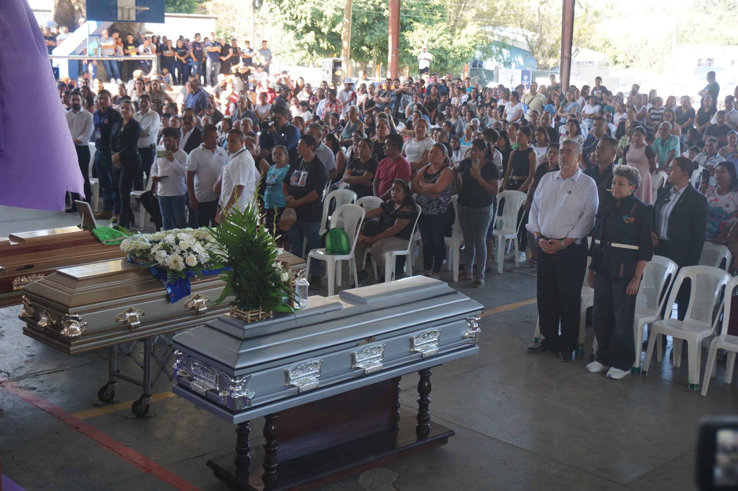 El presidente Bernardo Arévalo junto a su esposa, Lucrecia Peinado, y varios de sus ministros participan en el velorio de varias de las víctimas del accidente de bus del puente Belice. (Foto Prensa Libre: Daniel Samayoa)