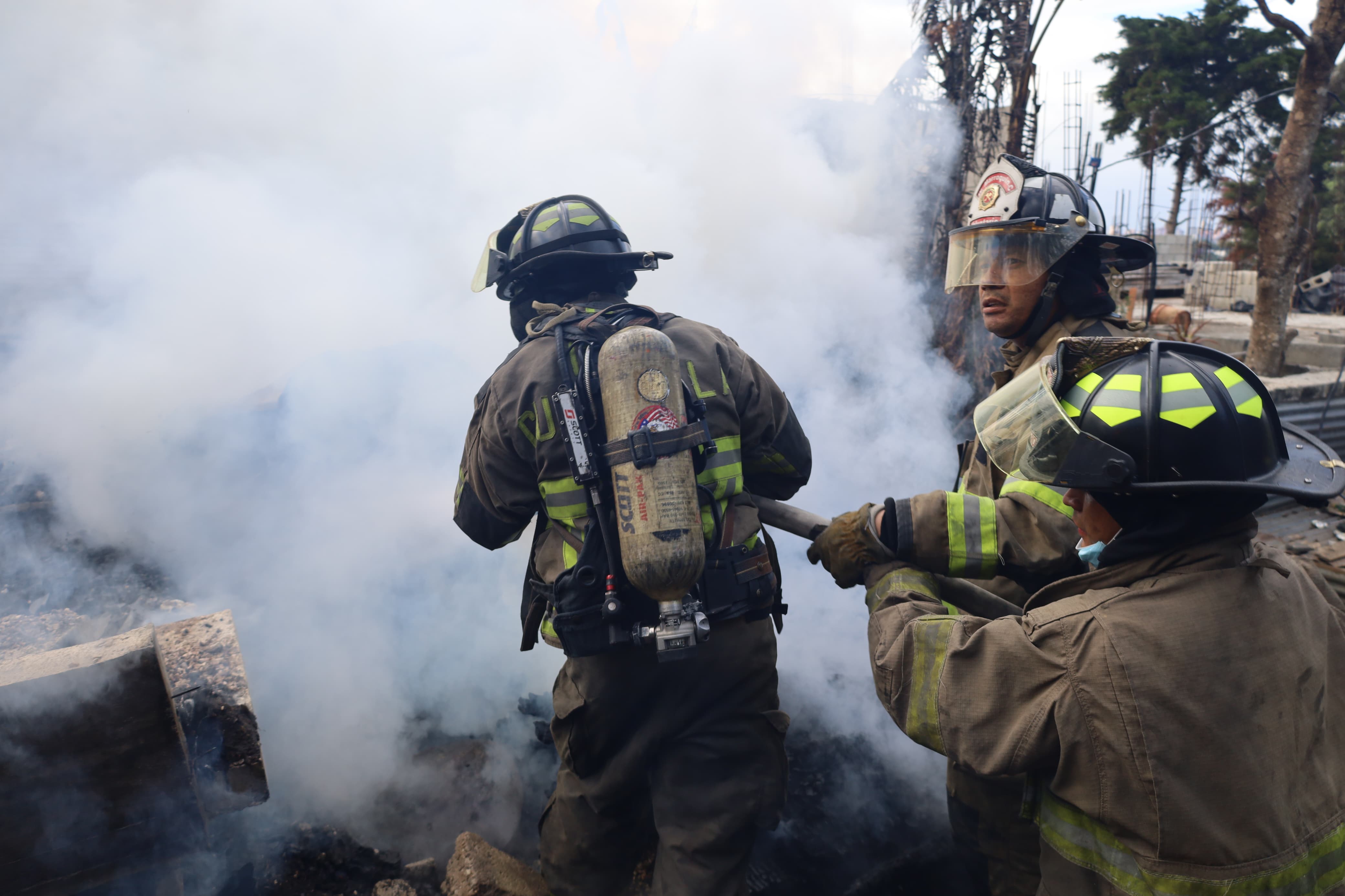 Los Bomberos Voluntarios sofocan un incendio en Villa Canales. (Foto Prensa Libre: CVB)