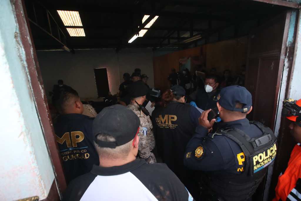 Interior de la morgue improvisada bajo el puente Belice