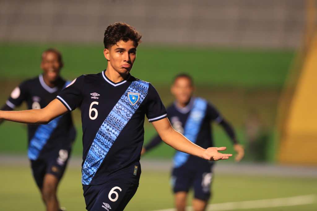 Javier Celis, futbolista con la camiseta número 6 de Guatemala.