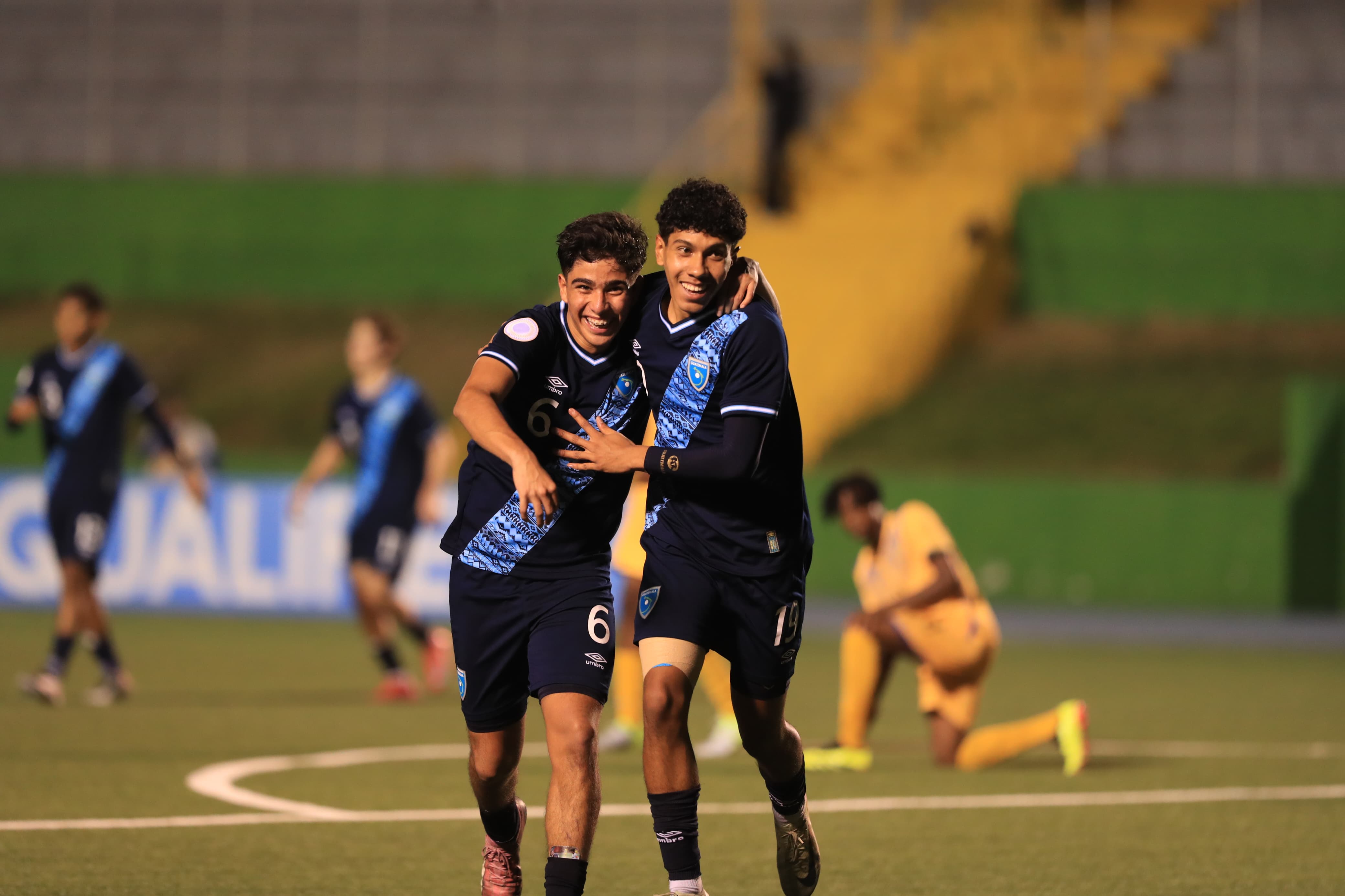 Javier Celis y Claudio de Oliveira celebran el 5-0 de Guatemala a San Vicente y las Granadinas.