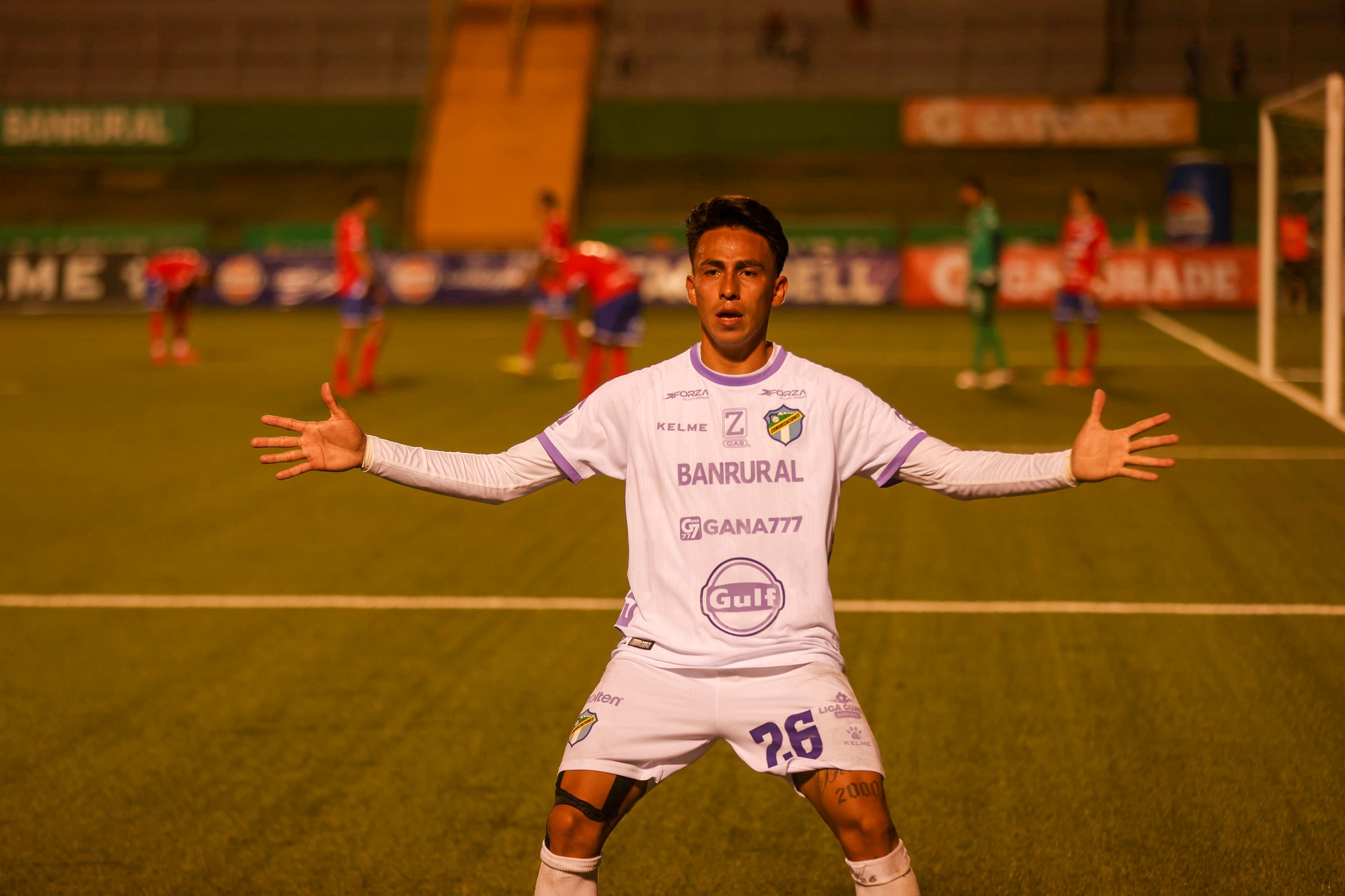 Lynner García estuvo atento y anotó el gol del empate ante Xelajú MC. (Foto Prensa Libre: Douglas Suruy)
