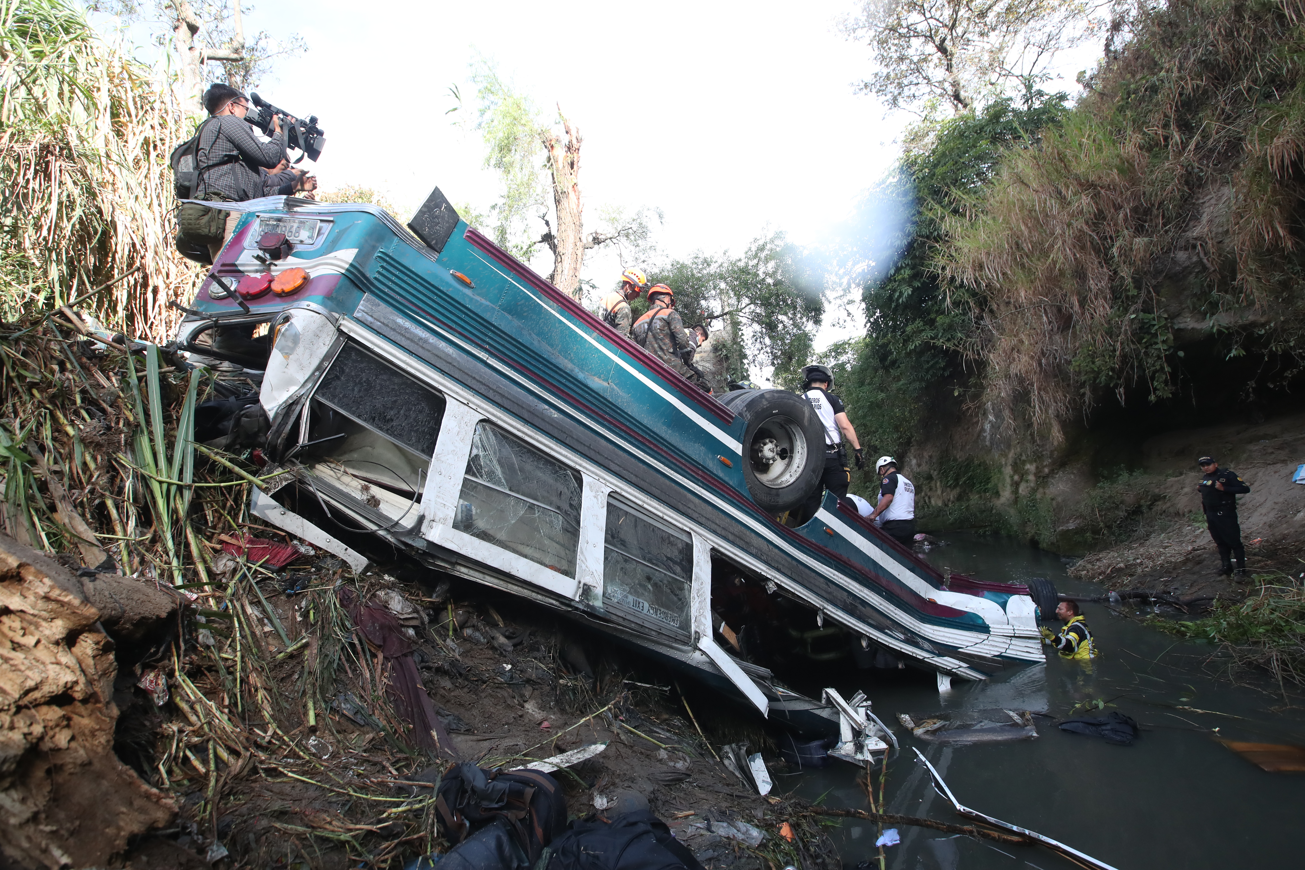 Se realiza la extracción del bus que cayó a una hondonada bajo el puente Belice el pasado 10 de febrero, dejando 54 muertos. (Foto Prensa Libre: Byron Rivera Baiza)