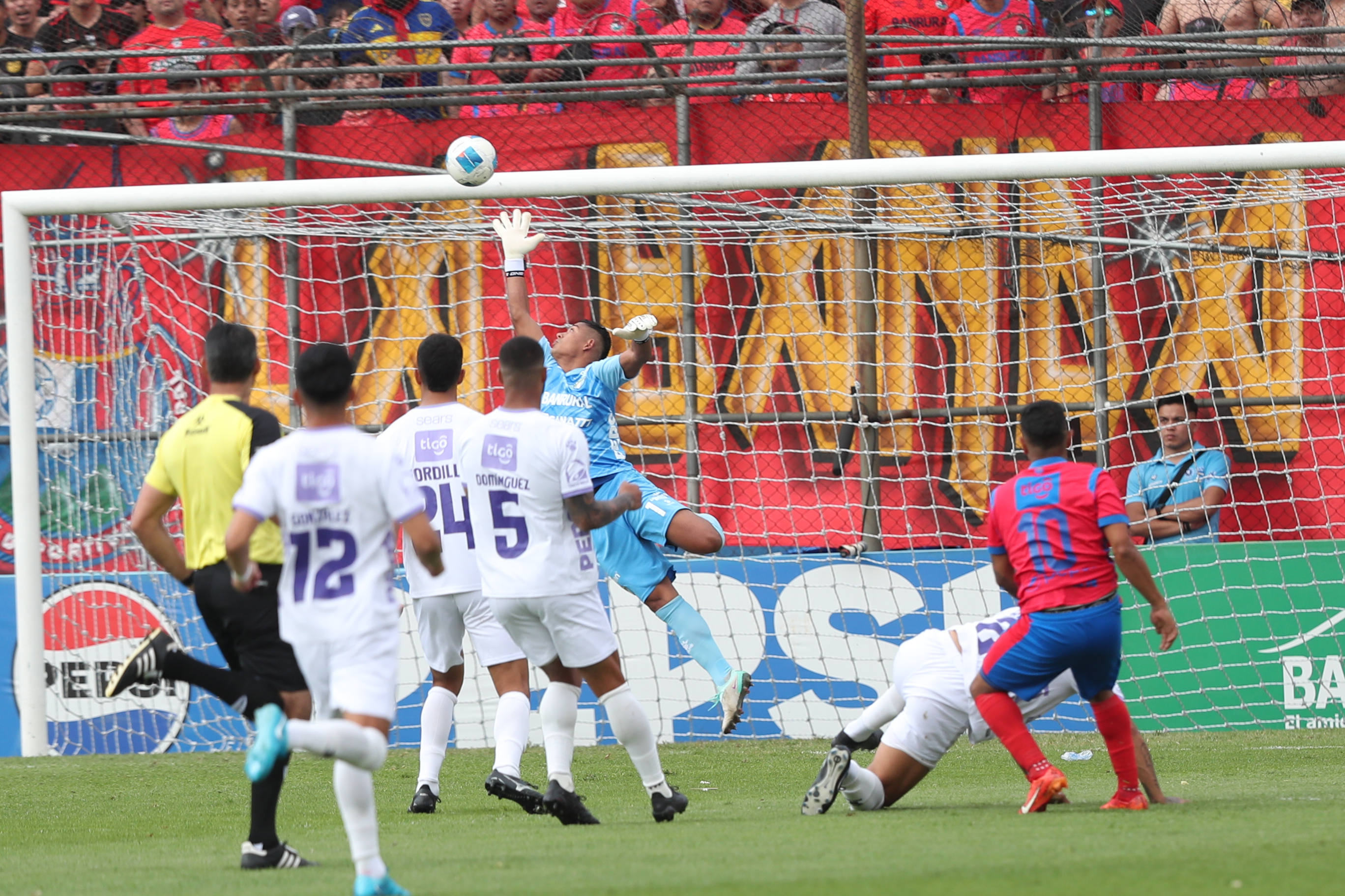 Clásico nacional 332 entre Municipal y Comunicaciones. Municipal alcanza su victoria número 112 en la historia del fútbol guatemalteco. (Foto Prensa Libre: Érick Ávila)