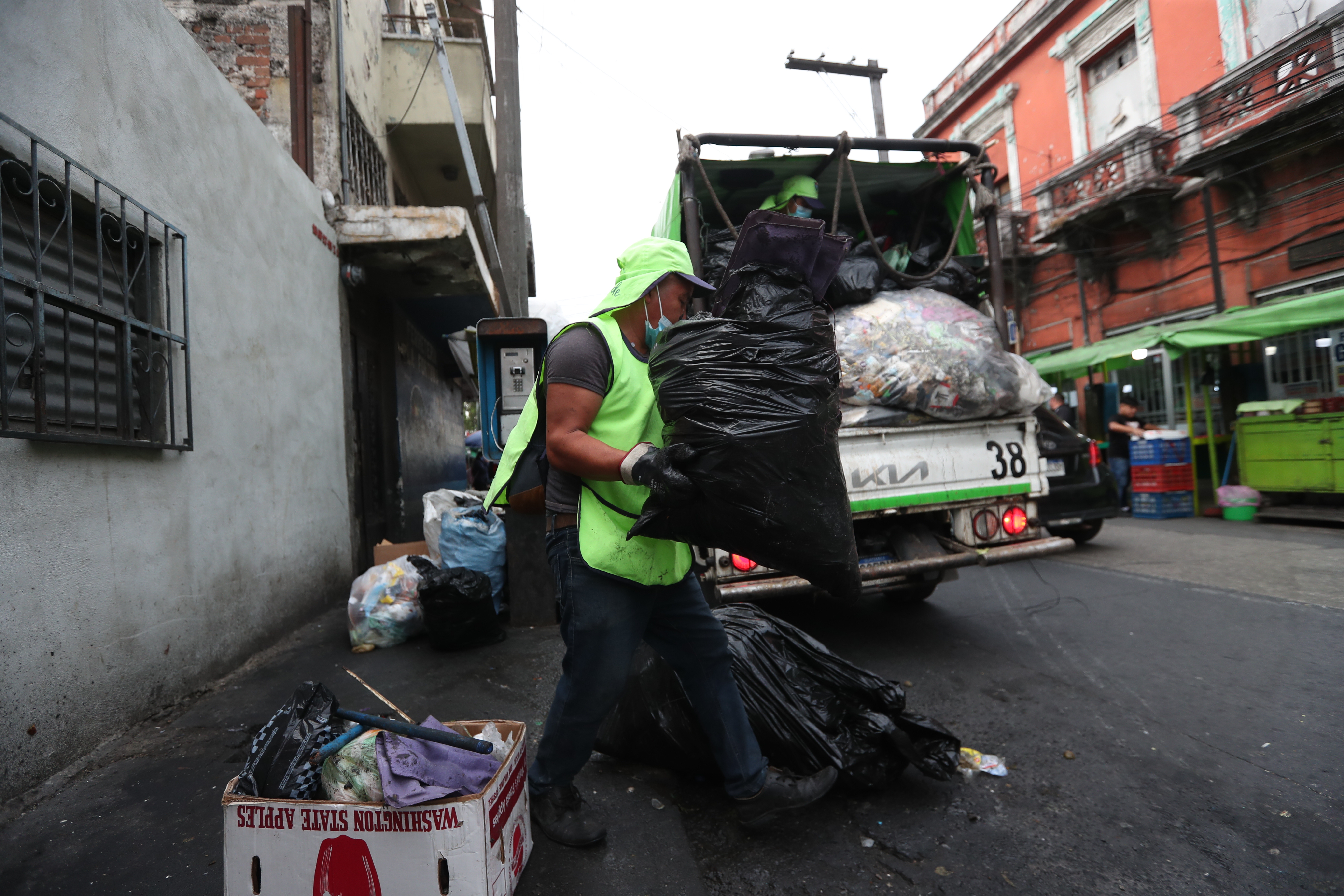 Recolectores reanudaron labores de recoleccin de desechos e ingreso de camiones al vertedero de la zona 3 tras manifestaciones (en la imagen trabajadores de la Municipalidad de Guatemala recogen la basura acumulada en la  zona 1.

Foto Prensa Libre: Erick Avila 19022025
