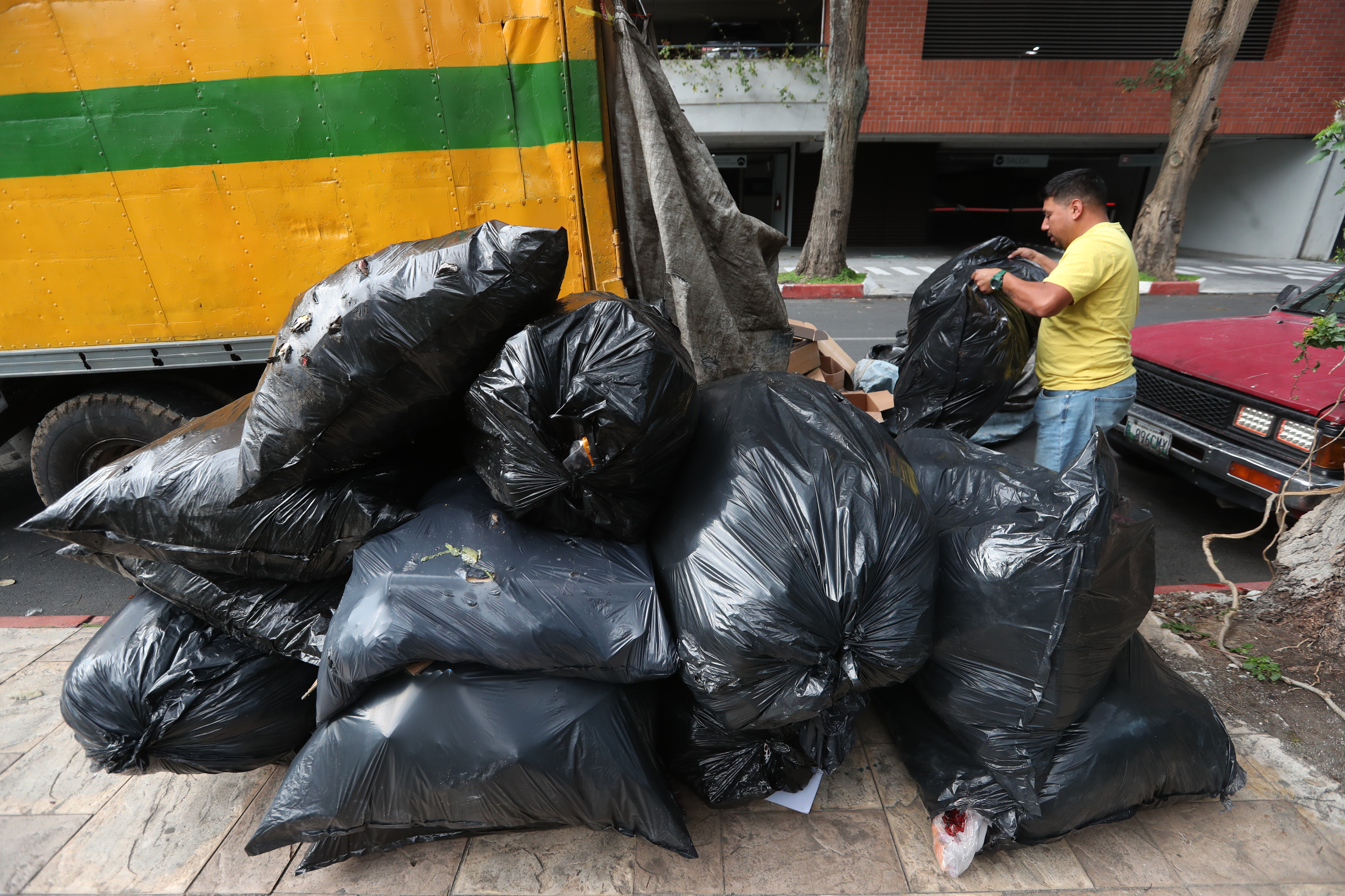 RECOGEN LA BASURA ACUMULADA EN LA ZONA 10