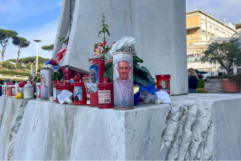 Flores y velas depositadas por feligreses, fotografiadas este jueves en el exterior del Hospital Gemelli de Roma, donde se encuentra hospitalizado desde hace siete días el papa Francisco debido a una infección de las vías respiratorias y una neumonía bilateral. (Foto Prensa Libre: EFE)