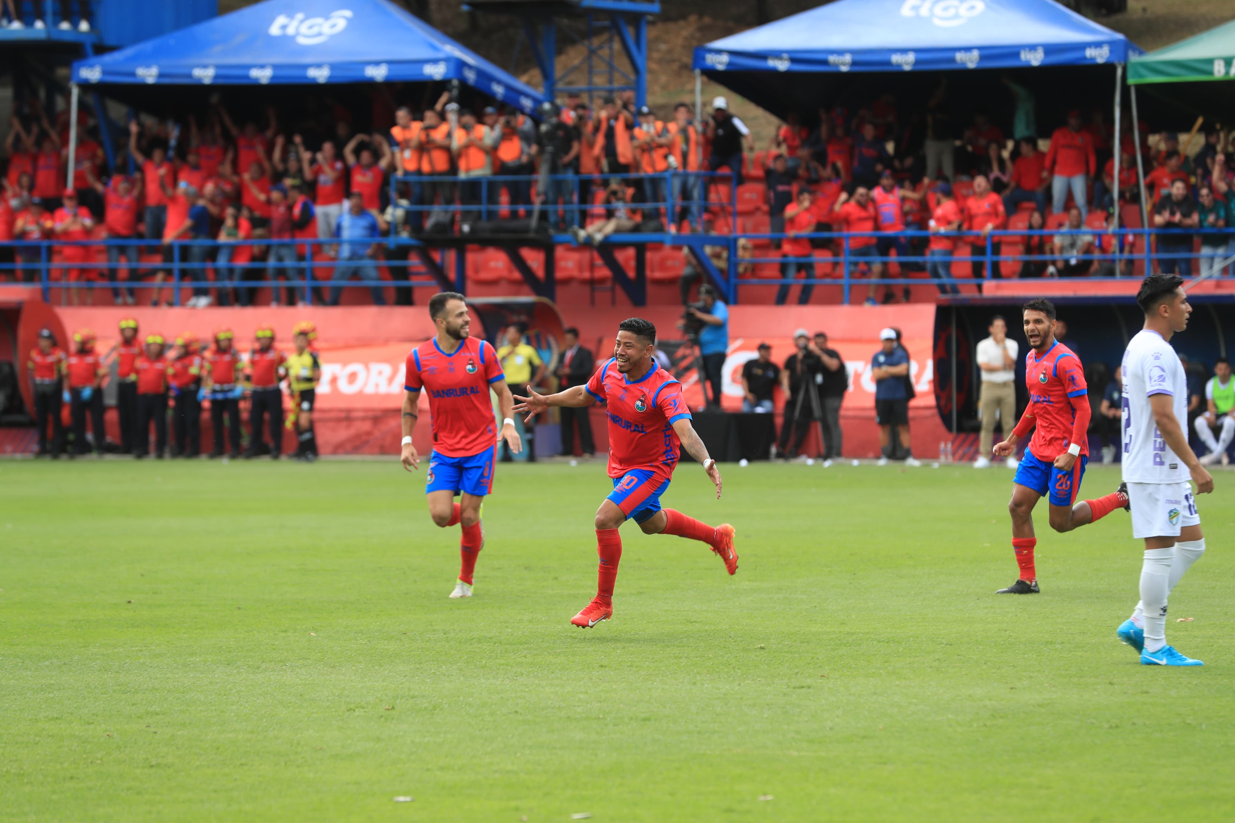 Pedro Altán celebra un gol para Municipal en el clásico ante Comunicaciones.
