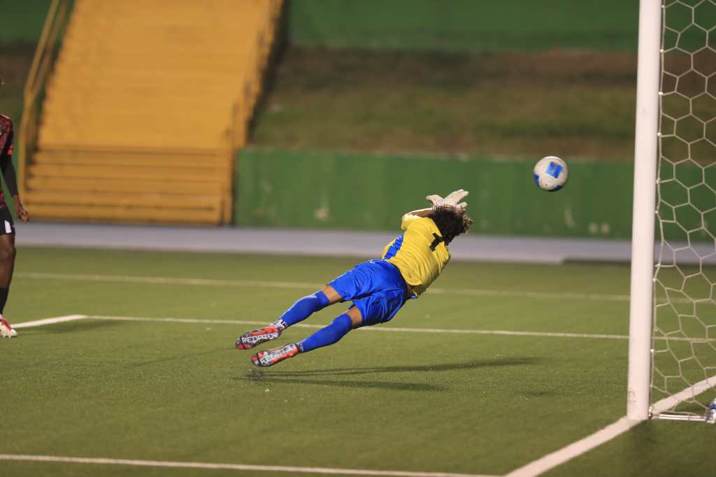 El guardameta de Antigua y Barbuda no puede evitar el gol de Guatemala.