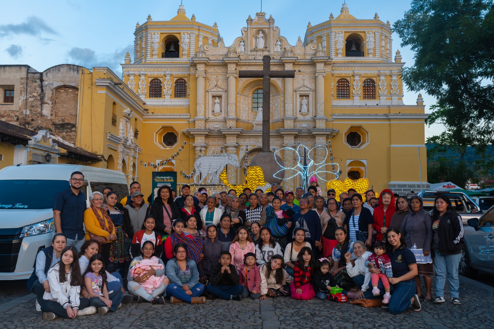 Foto grupal de los beneficiados de Fundación Hogar de la Merced