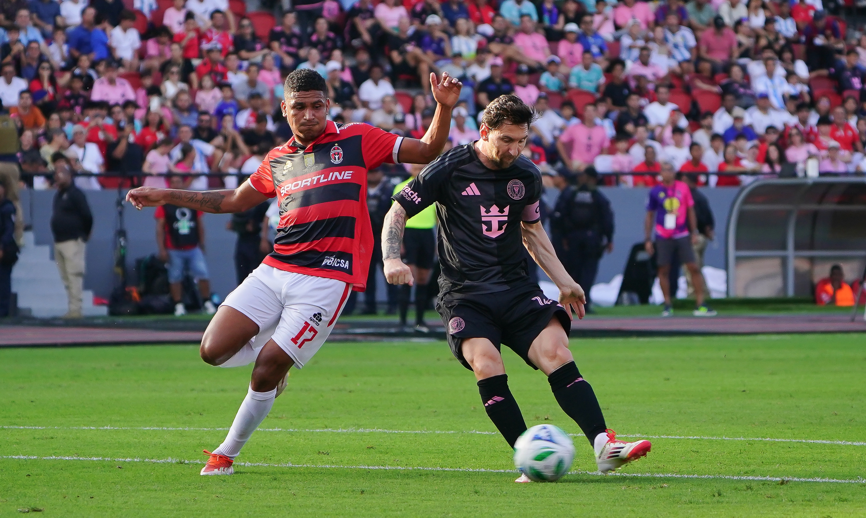 AME6357. CIUDAD DE PANAMÁ (PANAMÁ), 02/02/2025.- Ángel Joriel Valencia (i) de San Miguelito disputa un balón con Lionel Messi de Inter Miami este domingo, en un partido amistoso en el estadio Rommel Fernández en Ciudad de Panamá (Panamá). EFE/ Eliecer Aizprua