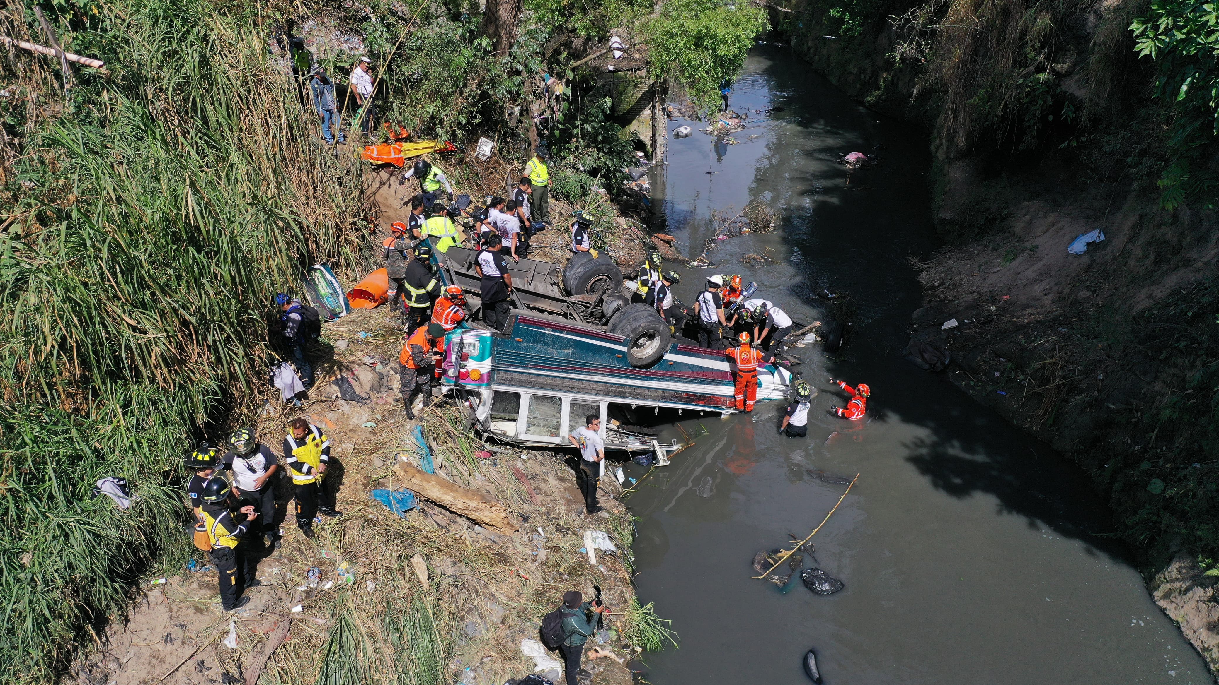 VISTA DEL ACCIDENTE DE BUS EN LA CALZADA LA PAZ
