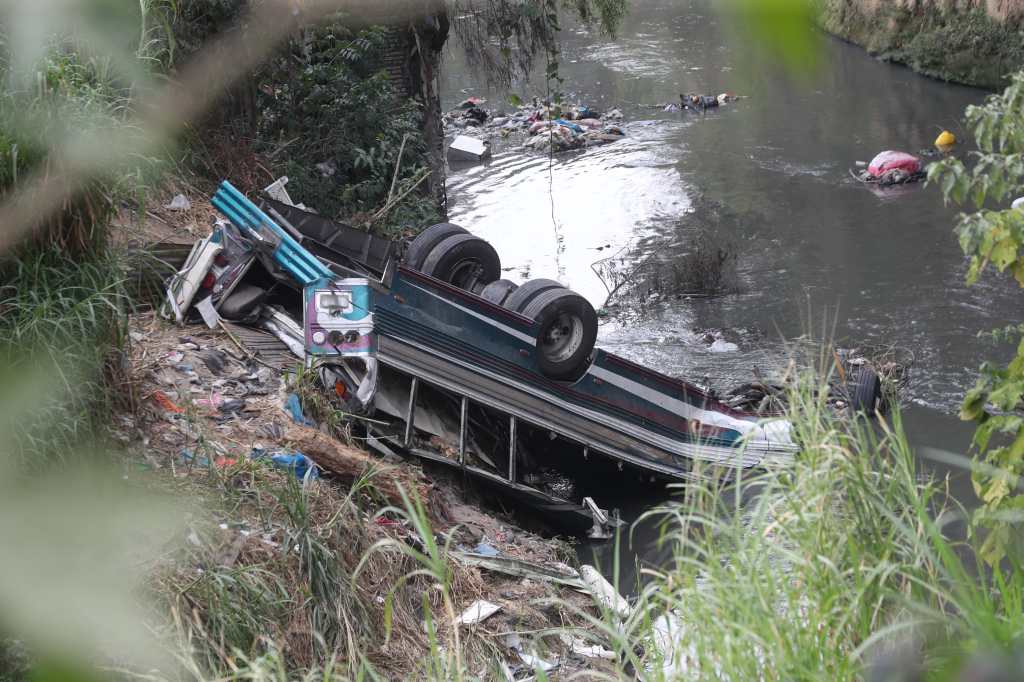 autobús de los Transportes Tineca que el pasado lunes 10 de febrero cayó en un barranco bajo el puente Belice, en la calzada La Paz, zona 6 de la capital, y que causó la muerte de 54 personas