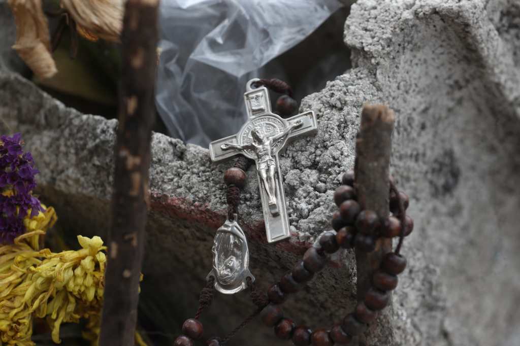 crucifijo en el lugar del accidente bajo el puente belice