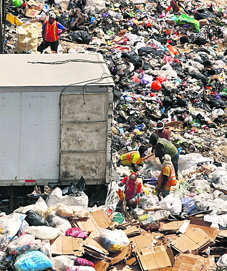 Un día después de que las autoridades de AMSA y CONRED declararan que el incendio en el vertedero se controlo al 100%, los camiones de basura entran de nuevo al terreno a desechar la basura luego de una semana de tenerla acumulada en los contenedores de basura y camiones. Estas fotografías evidencian como desechan la basura de los hospitales, retirado de lo demás, entre esos también esqueletos de vacas son tirados en el campo.FOTOGRAFÍAS: FERNANDO CABRERA