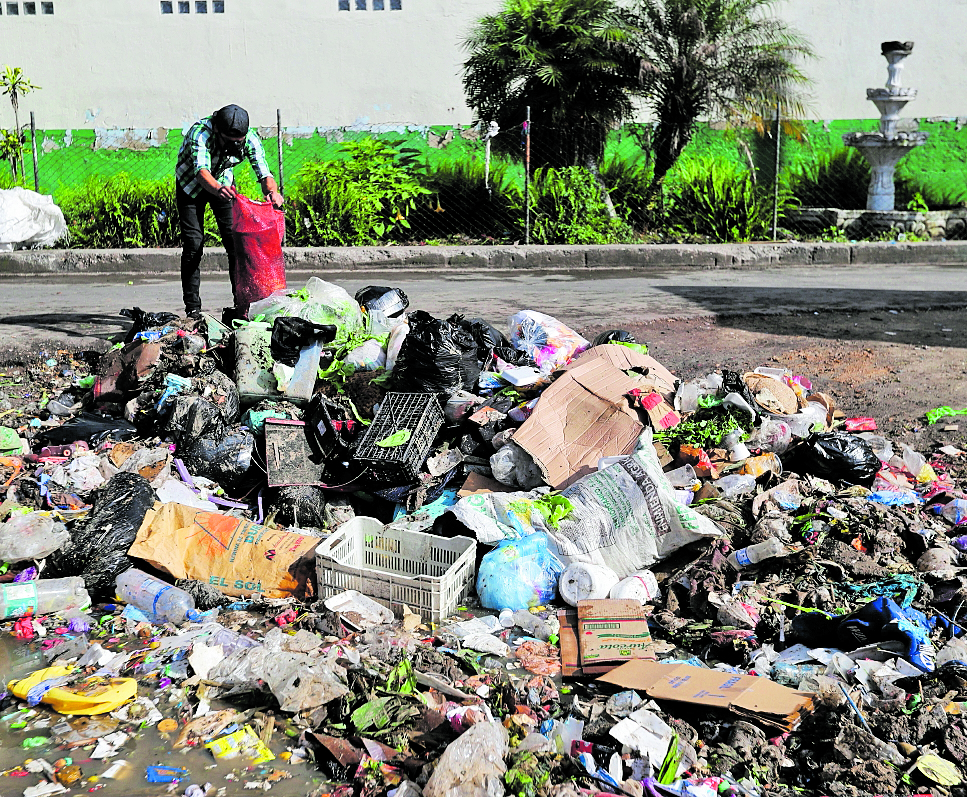 Basura en una de las calles de la zona 1, varias personas se quejan que algunos vecinos no pagan el servicio de extracción de basura de sus casas y las colocan en cualquier lugar. Fotografía. Erick Avila:                   29092020