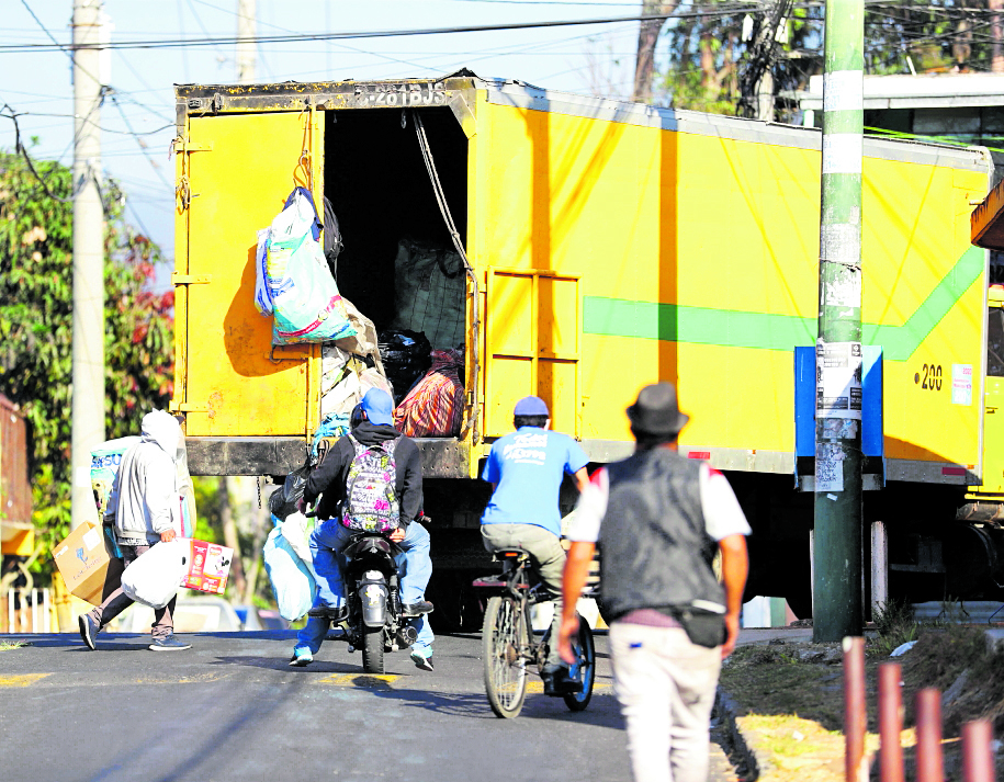Recolectores de basura no dejan de laborar aun con la cuarentena y el toque de queda debido a la enfermedad del Coronavirus.


Fotografía. Erick Avila:                   26/03/2020