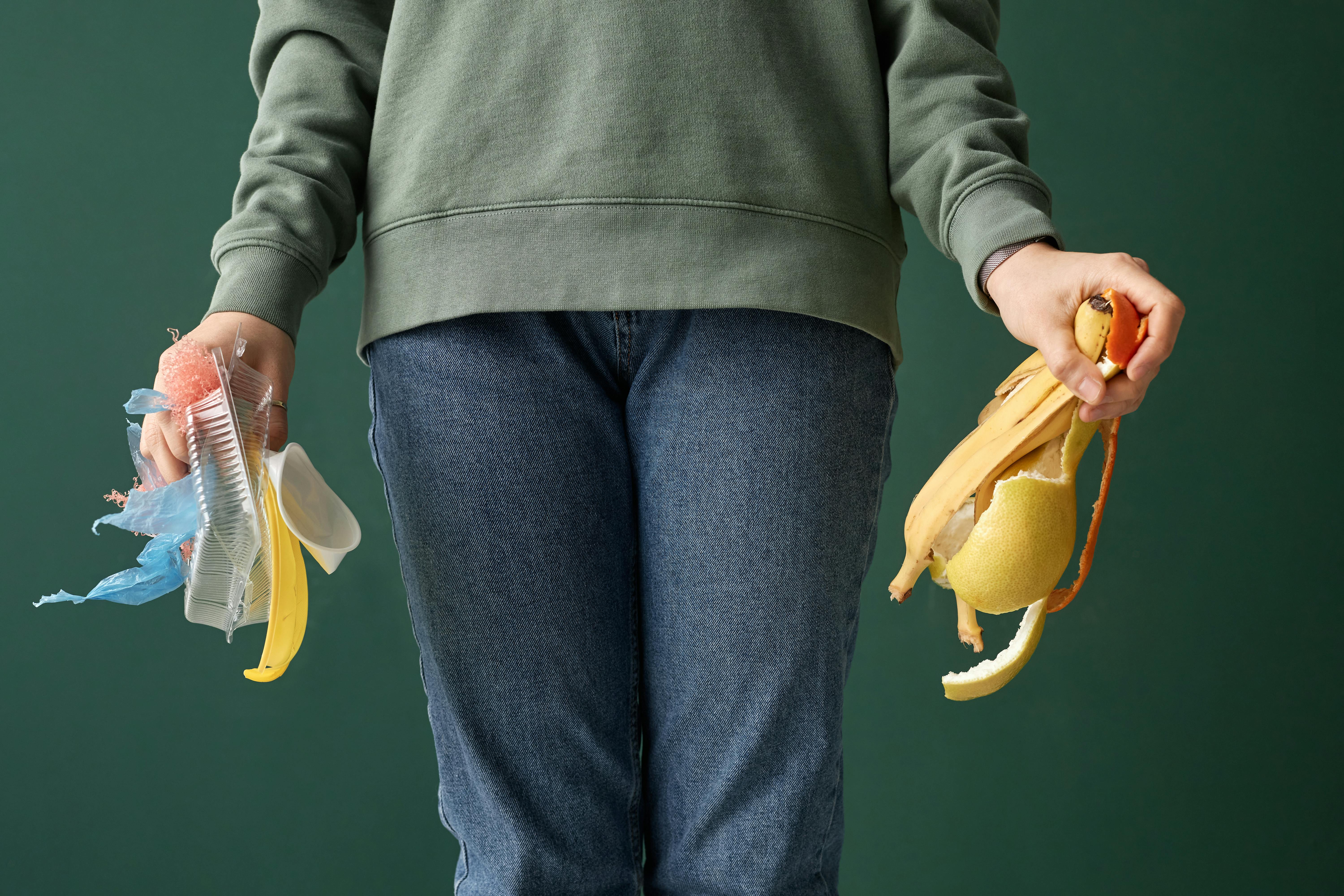 una persona clasificando los residuos que genera