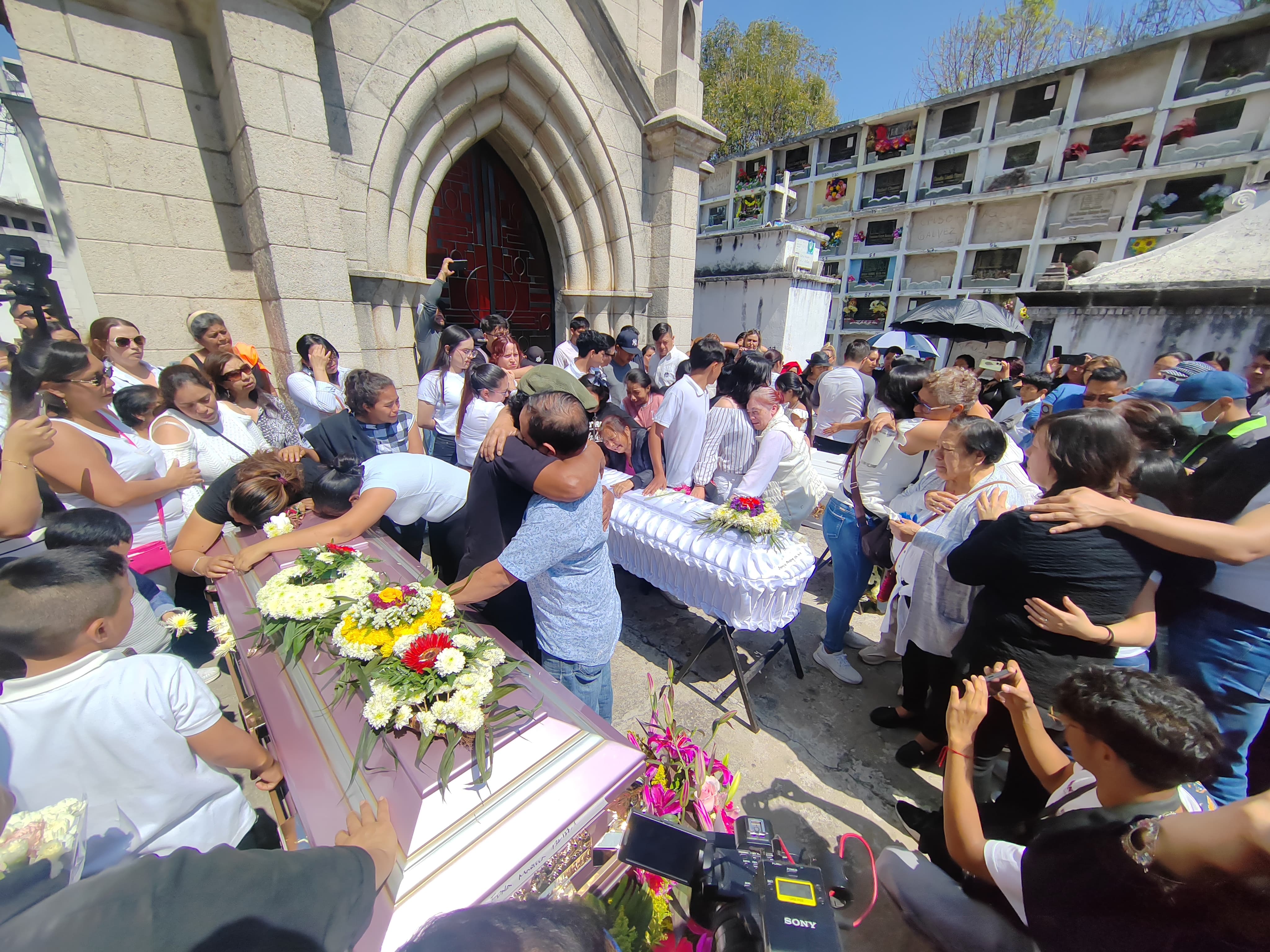 entierro cementario Mixco maestra y tres hijos