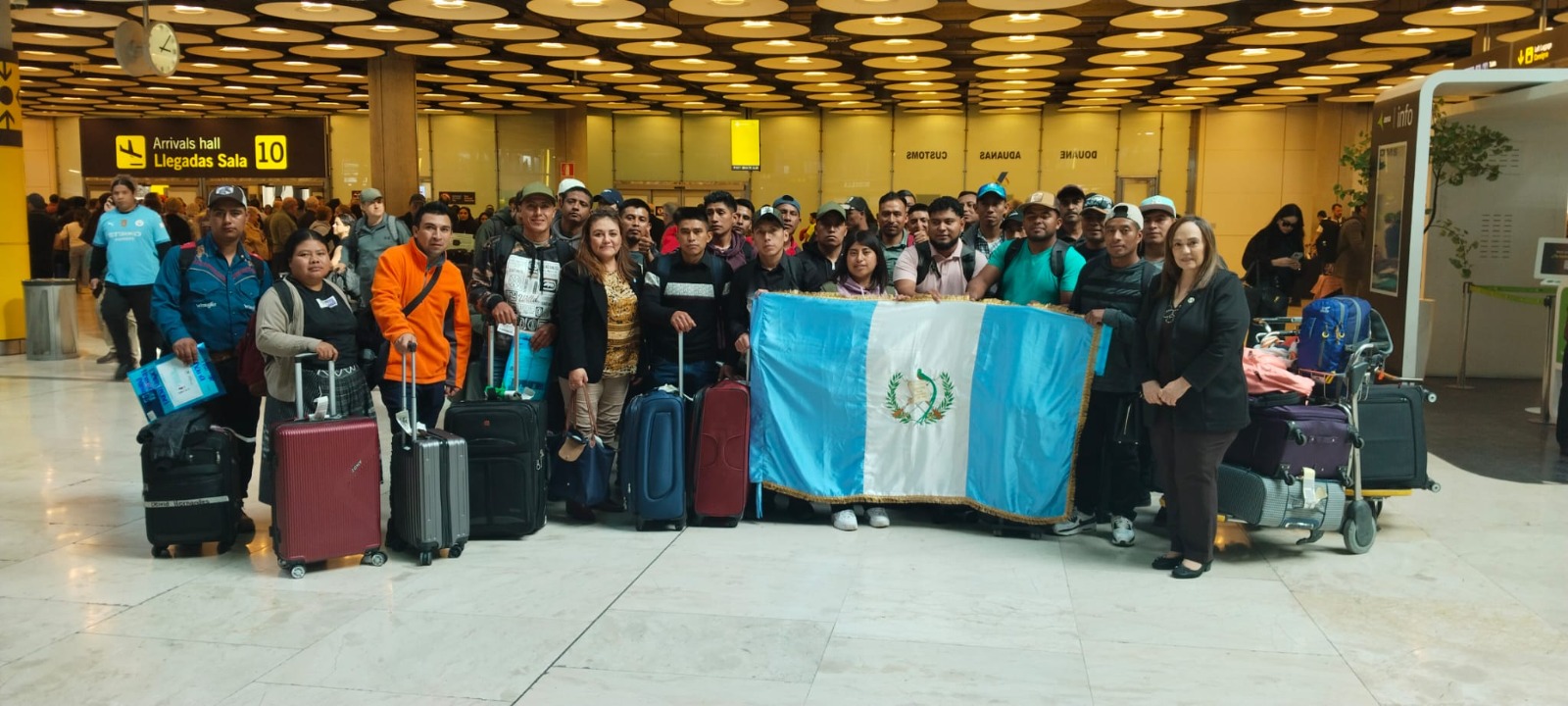 Un total de 400 guatemaltecos iniciarán su experiencia laboral en España bajo el programa de trabajo temporal. El primer grupo, de 51 trabajadores, ya viajó en febrero para trabajar en la cosecha de frutos rojos, mientras que el cuarto grupo partirá en marzo. (Foto, cortesía Minex)