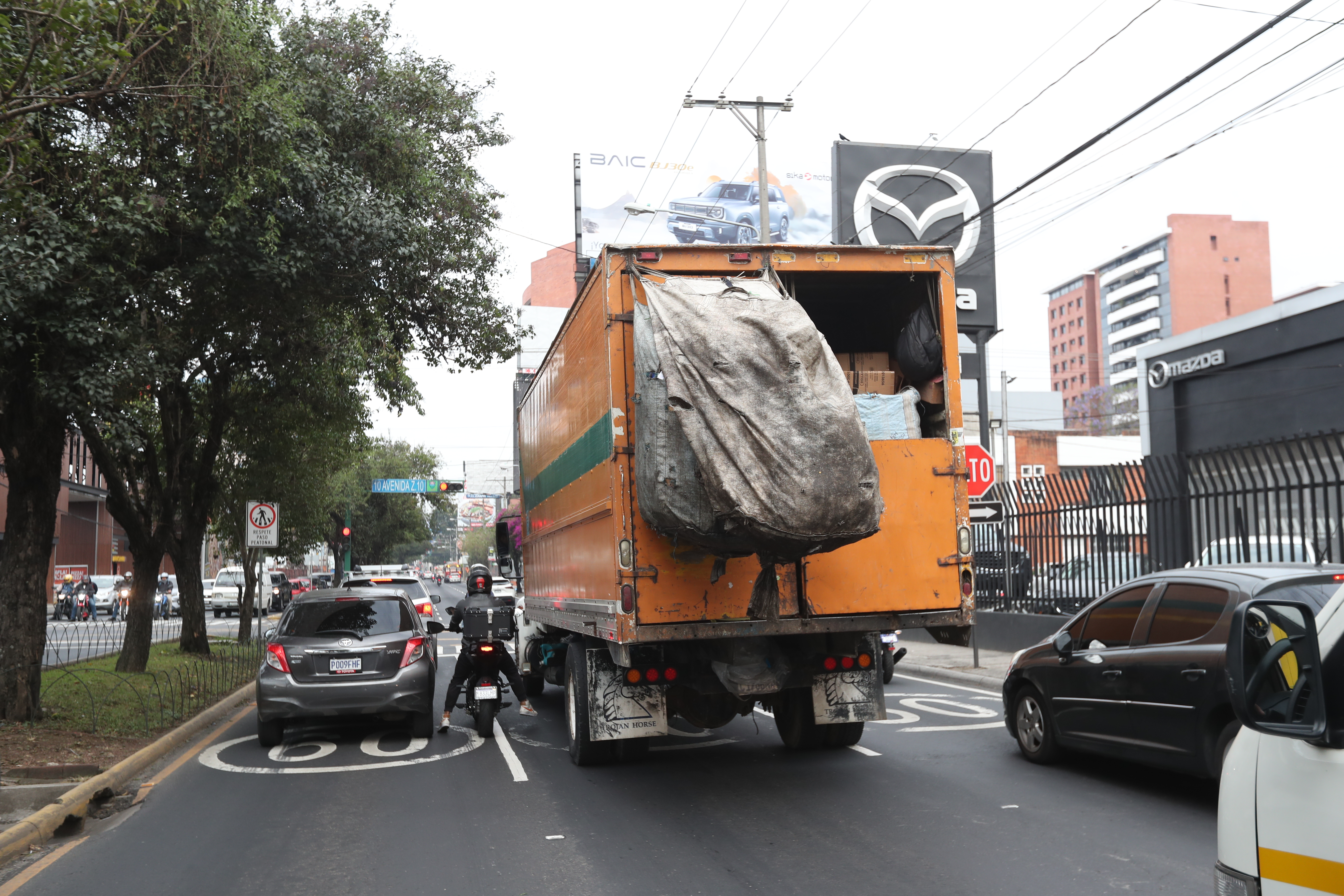 Recolectores reanudaron labores de recoleccin de desechos e ingreso de camiones al vertedero de la zona 3 tras manifestaciones (en la imagen recolectores que empezaron a trabajar recogen la basura acumulada en la  zona 10).Foto Prensa Libre: Erick Avila 19022025