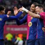 BARCELONA, 02/03/2025.- El defensa del FC Barcelona Ronald Araújo (c) celebra con sus compañeros Robert Lewandowski (d) y Lamine Yamal (i) tras marcar el 3-0 durante el partido de LaLiga EA Sports entre FC Barcelona y Real Sociedad, este domingo en el estadio Olímpico de Montjuic de Barcelona. EFE/ Alejandro García