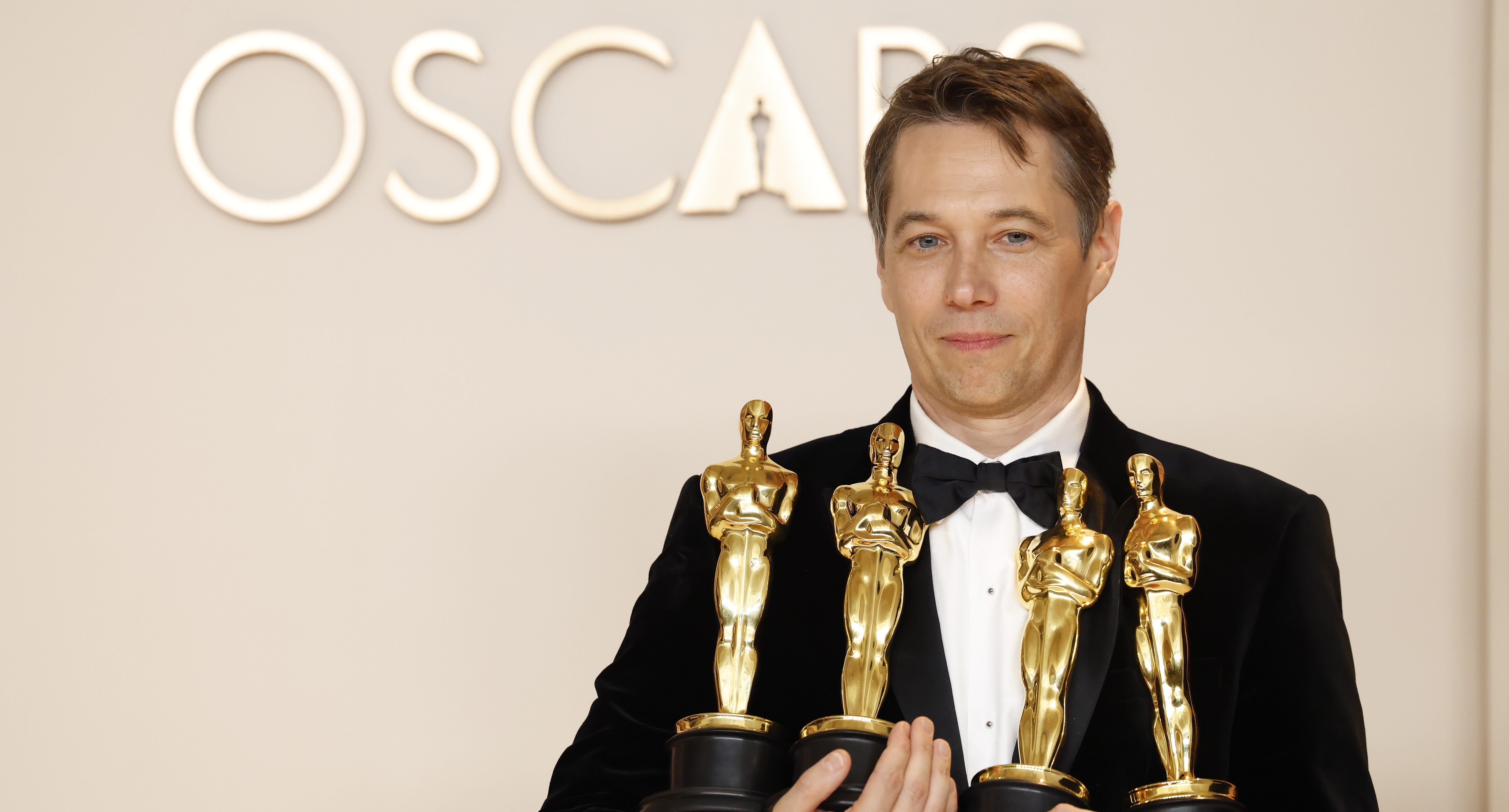 -FOTODELDIA- LOS ÁNGELES (Estados Unidos), 03/03/2025.- Sean Baker que ha ganado con 'Anora' los Oscar a mejor película, dirección, guion original y montaje posa con las estatuillas en la sala de prensa durante la 97ª ceremonia anual de los Premios de la Academia en el Dolby Theatre del barrio de Hollywood de Los Ángeles, California, Estados Unidos. EFE/CAROLINE BREHMAN