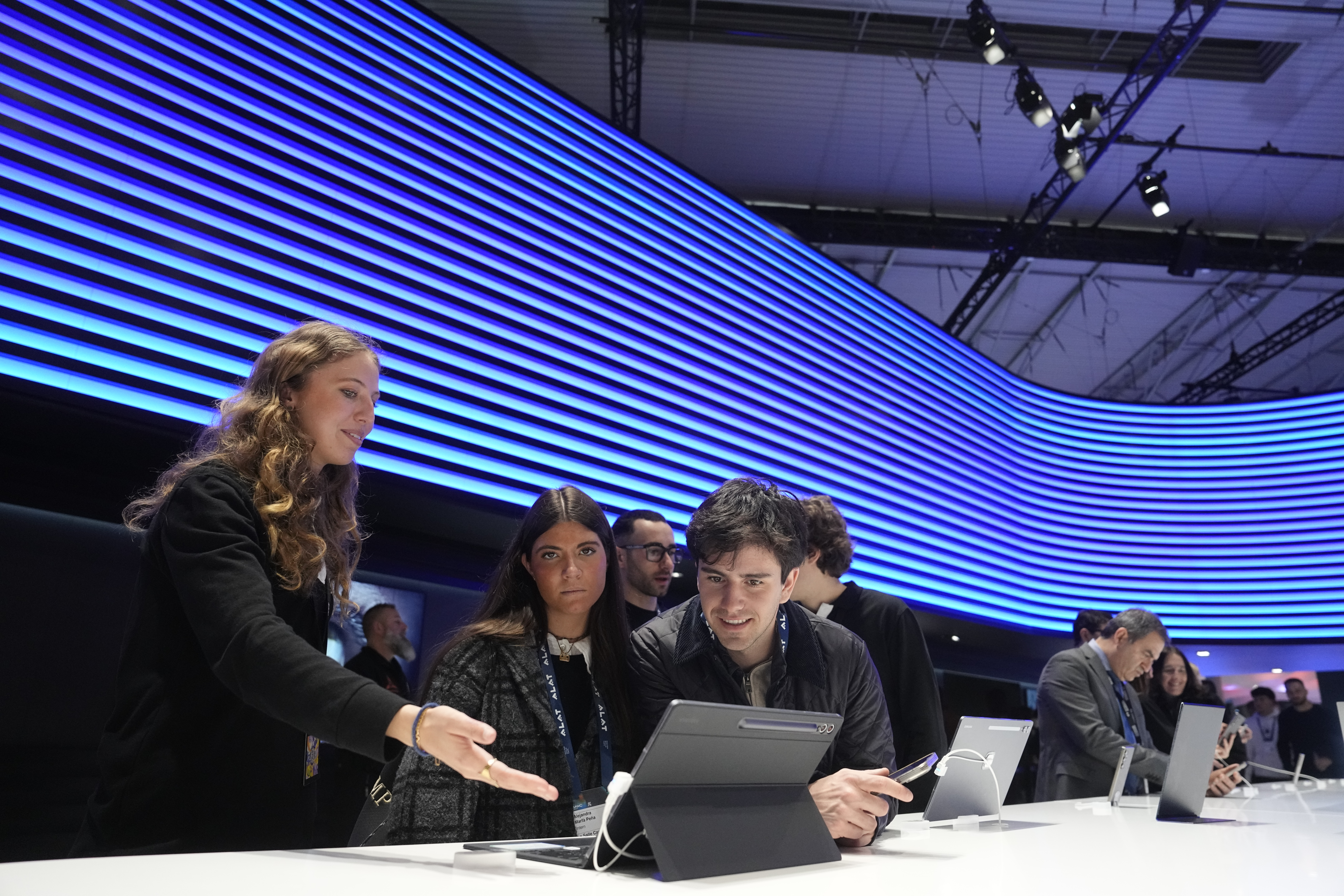 Los jóvenes tienen cada vez más acceso a la tecnología con la cual desarrollan actividades como estudios, trabajo y relaciones sociales. Foto Prensa Libre: EFE 