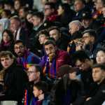 BARCELONA, 08/03/2025.-El público espera en la grada antes de conocer la suspensión del partido de la jornada 27 de LaLigaEA Sports entre el Barcelona y el Osasuna, debido al fallecimiento del doctor del Barcelona Carles Miñarro García, este sábado en el Estadi Olímpic Lluís Companys.-EFE/ Alejandro Garcia