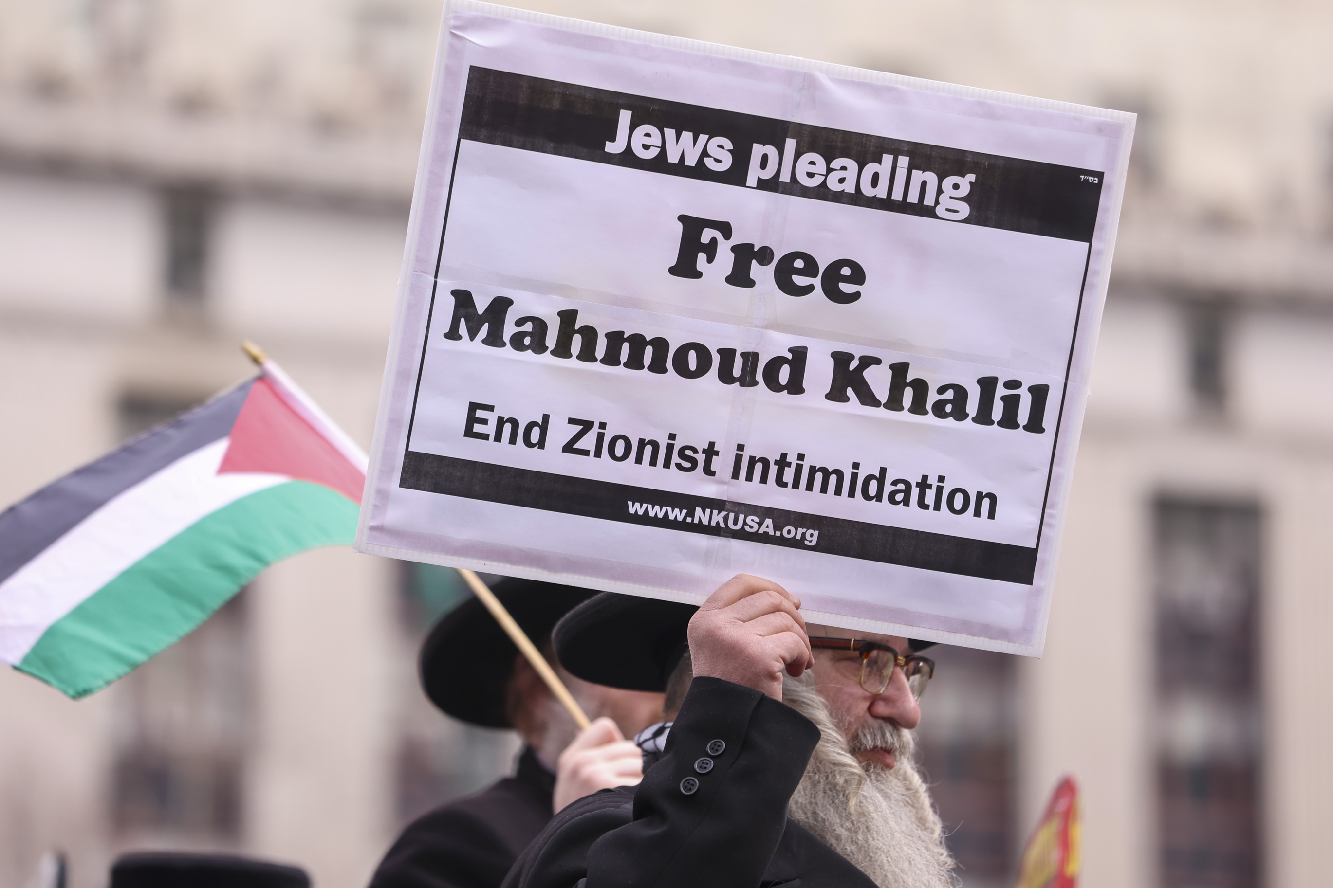 Se realizan protestas en Nueva York en favor del activista propalestino de la Universidad de Columbia, Mahmoud Khalil. (Foto Prensa Libre: EFE)