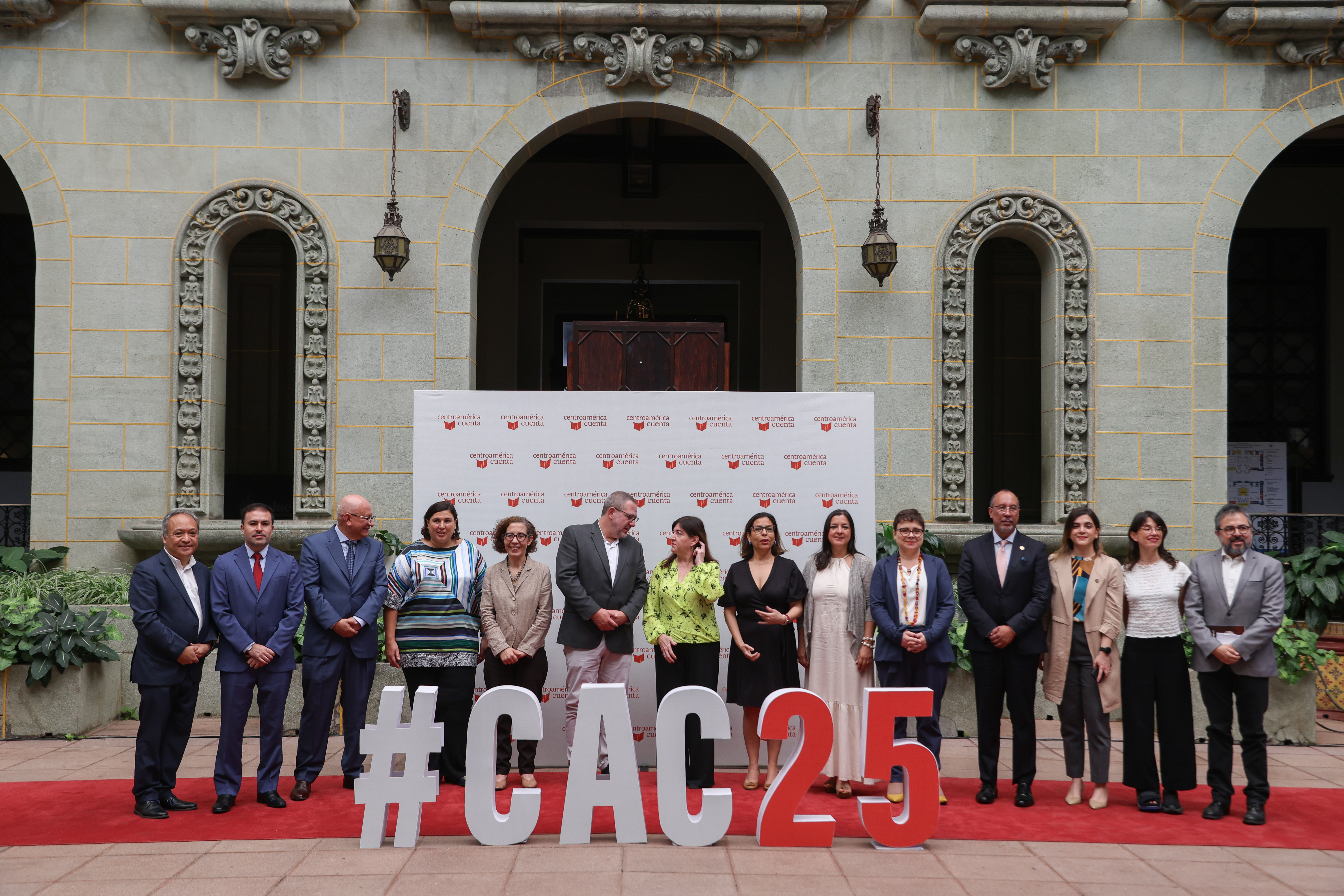 Personas participan en el lanzamiento del Festival Centroamérica Cuenta 2025, en el Palacio Nacional de la Cultura en Ciudad de Guatemala. (Foto Prensa Libre: EFE)
