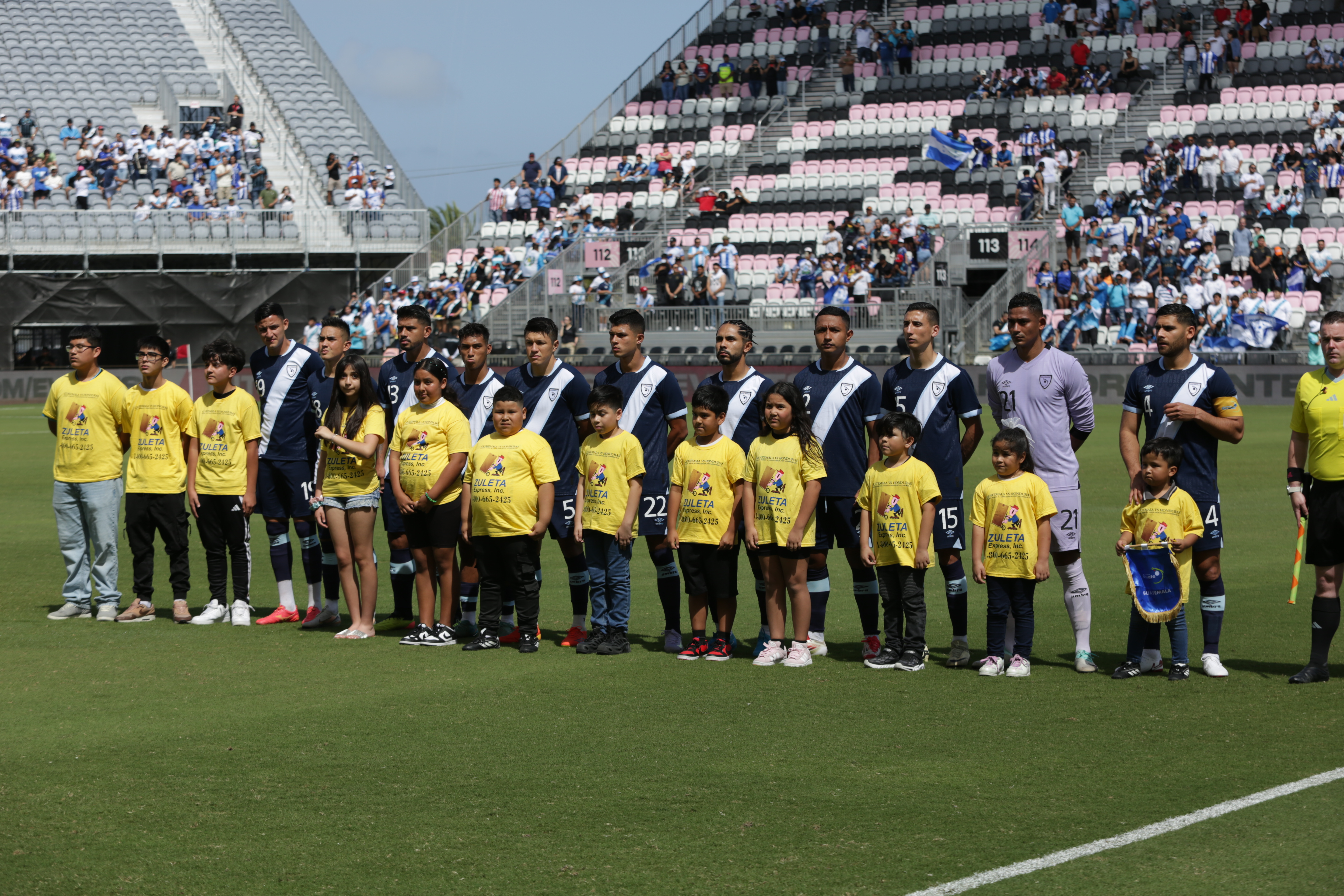Jugadores de la selección de Guatemala forman previo a un partido amistoso ante Honduras.