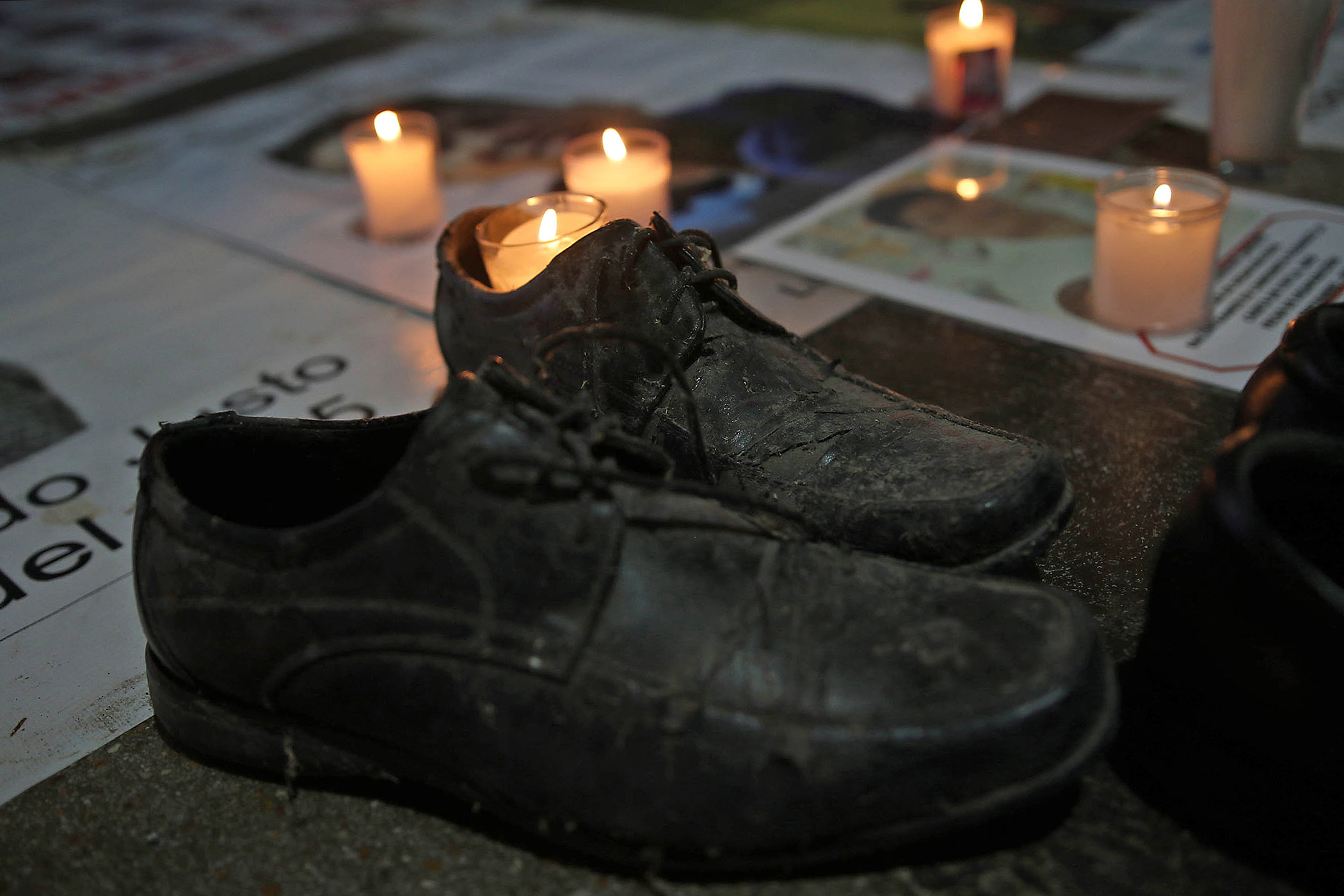 Zapatos vacíos simbolizan ausencia y dolor durante la protesta "Luto Nacional" en Chilpancingo, Guerrero, tras el hallazgo de un presunto campo de exterminio en Jalisco. (Foto, Prensa Libre: EFE)