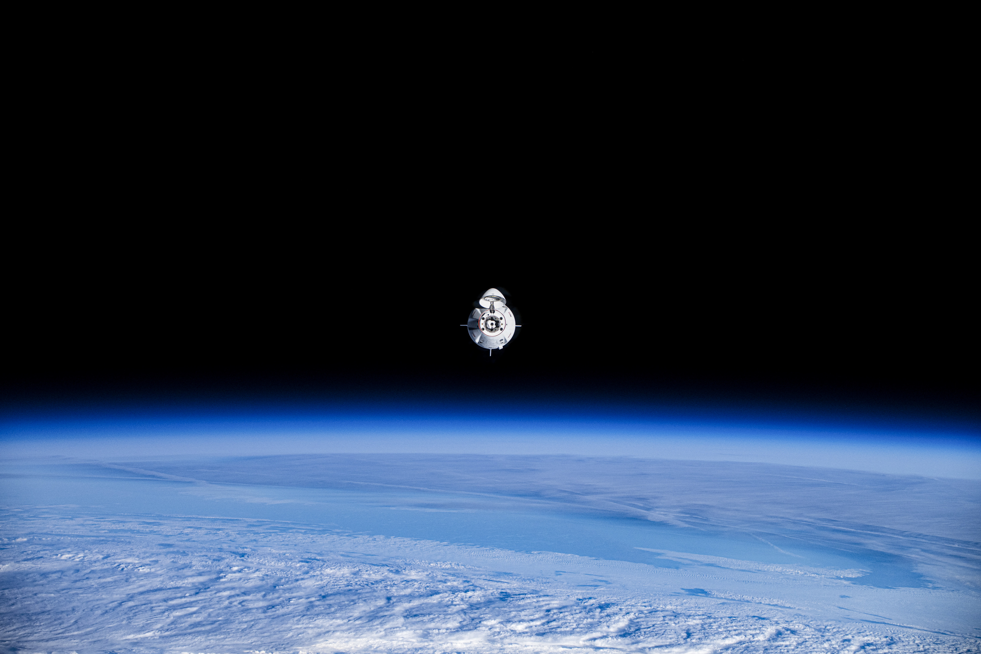 Los astronautas varados en la Estación Espacial abandonan la nave y vuelven a la Tierra