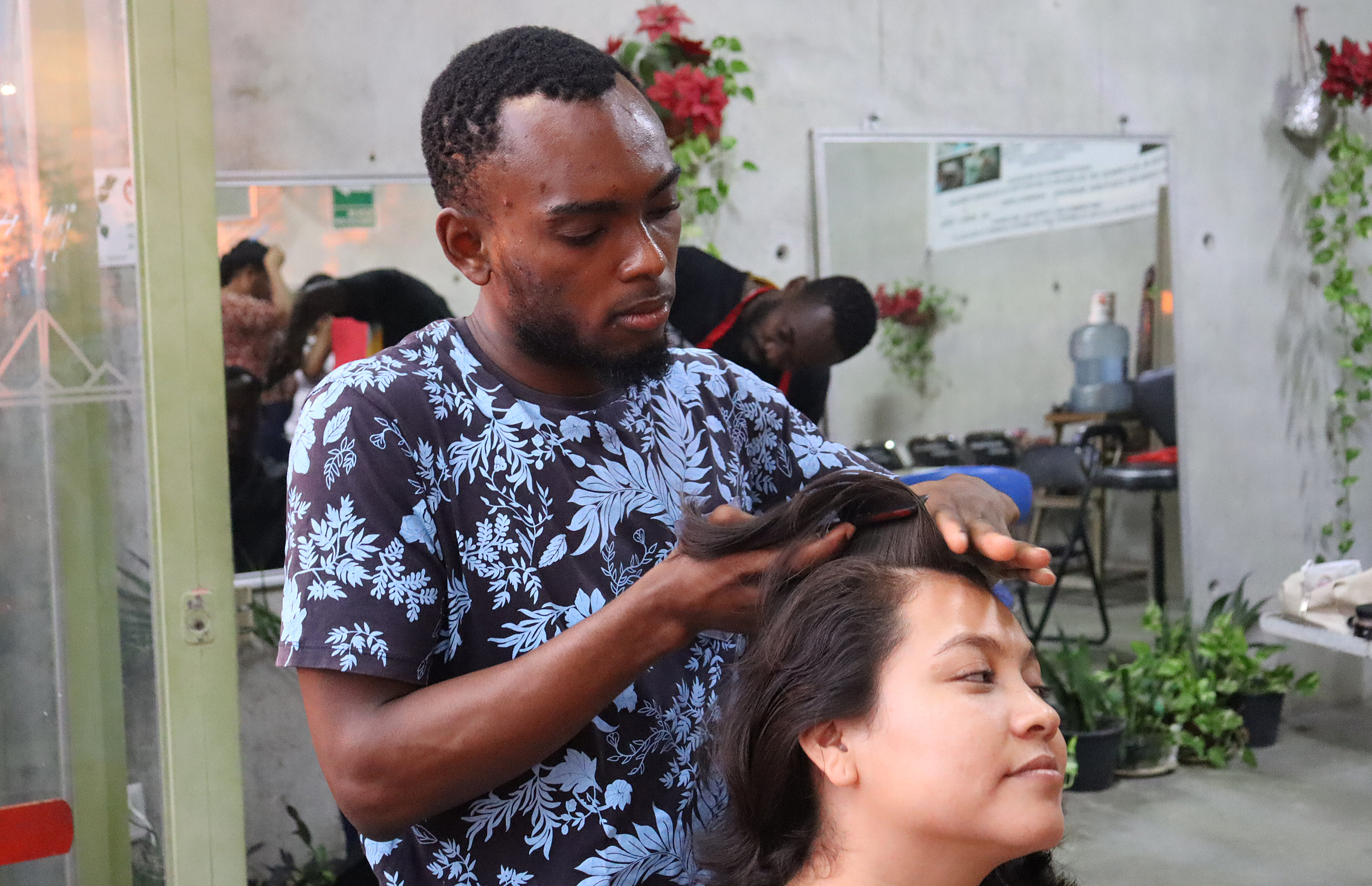 Un migrante trabaja en la informalidad mientras espera resolver su situación migratoria, el sábado 22 de marzo en Tapachula (México). Miles han abandonado su ruta hacia EE.UU. y ahora buscan sobrevivir en la frontera sur, desempeñándose en diversos oficios ante la falta de regularización o asilo.