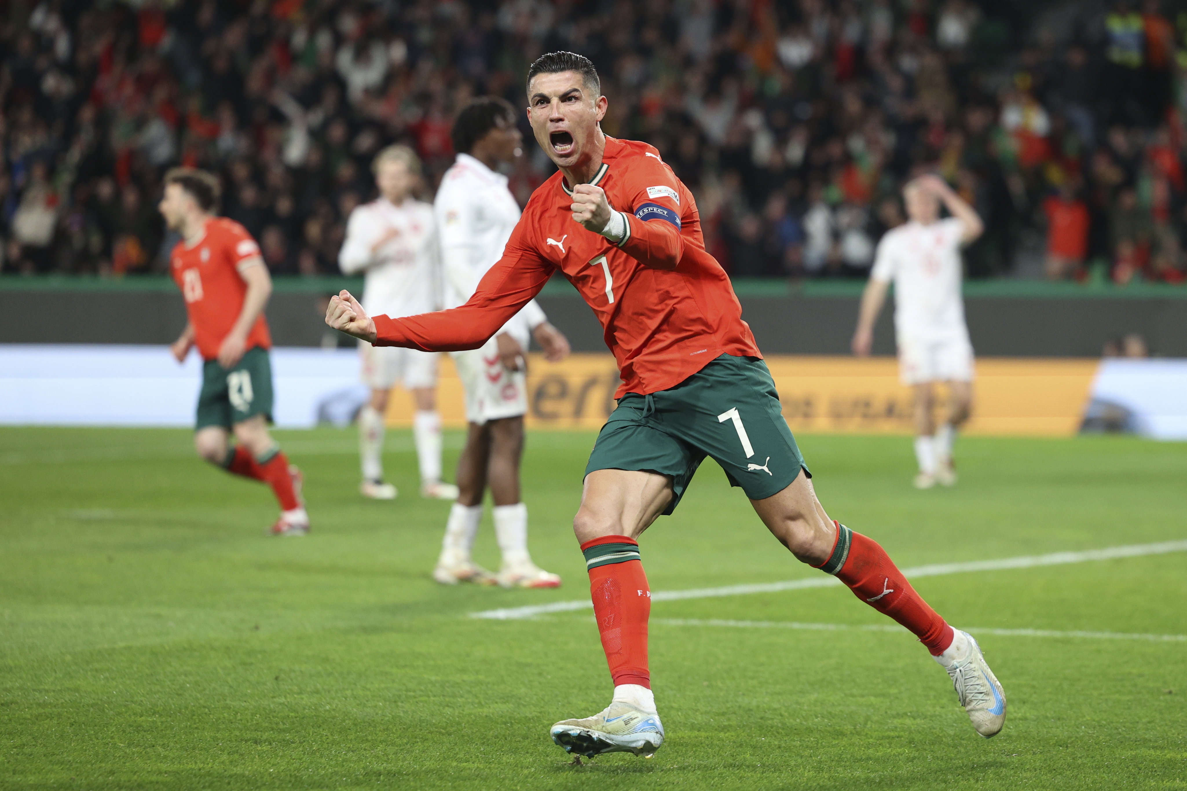 Cristiano Ronaldo celebra uno de los goles en la victoria de Portugal contra Dinamarca. (Foto Prensa Libre: EFE).