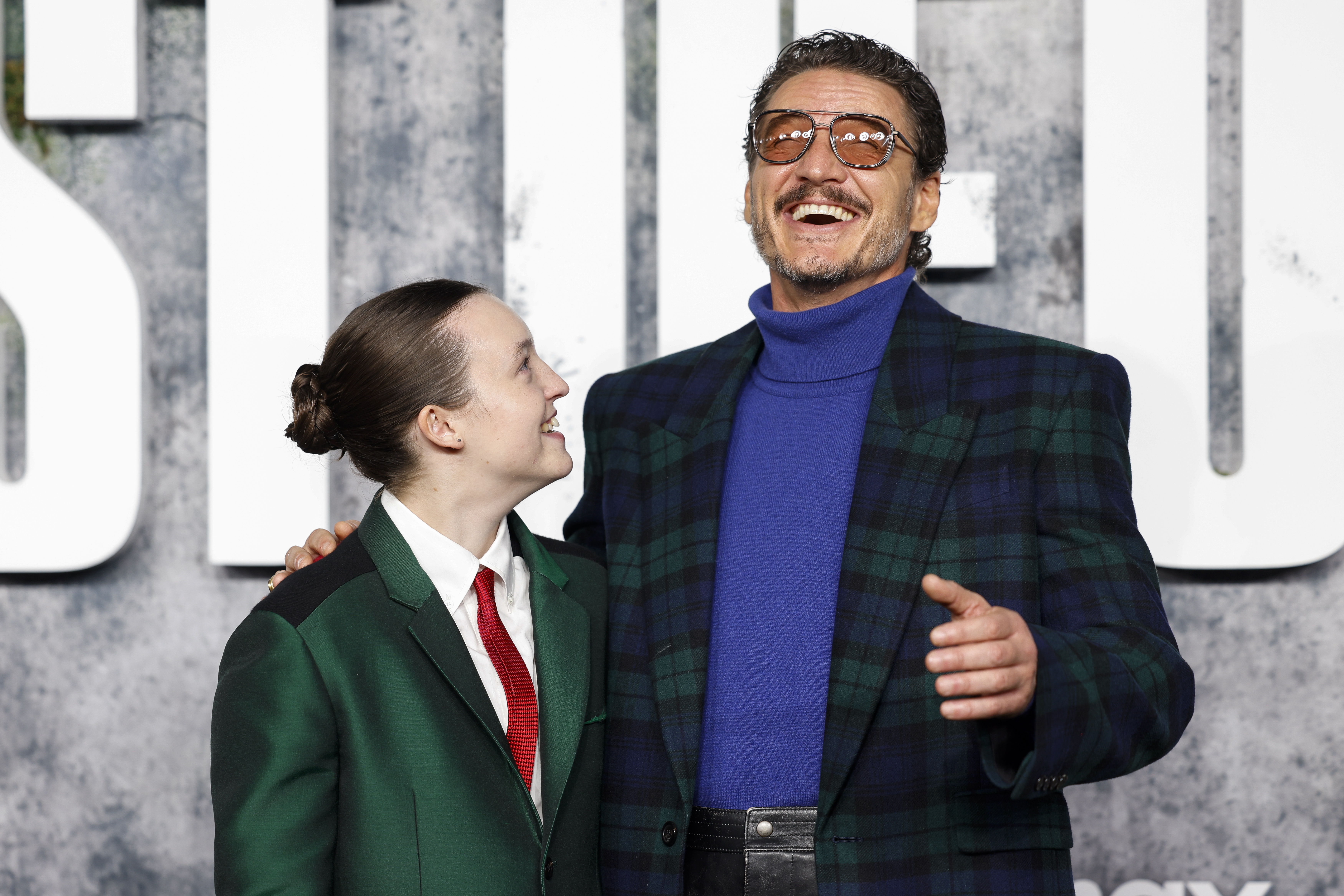 -FOTODELDIA- LOS ÁNGELES (Estados Unidos), 25/03/2025.- Los actores Bella Ramsey (i) y Pedro Pascal (d) asisten al prestreno de la segunda temporada de la serie The Last of Us en Los Ángeles, California, Estados Unidos. EFE/ Caroline Brehman