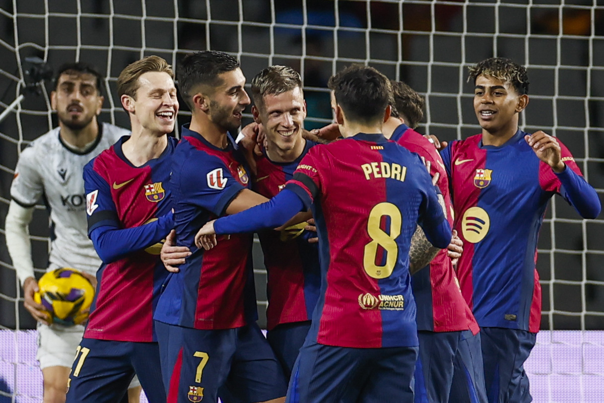 El delantero del F.C. Barcelona Dani Olmo (c) celebra tras anotar el segundo gol del equipo.