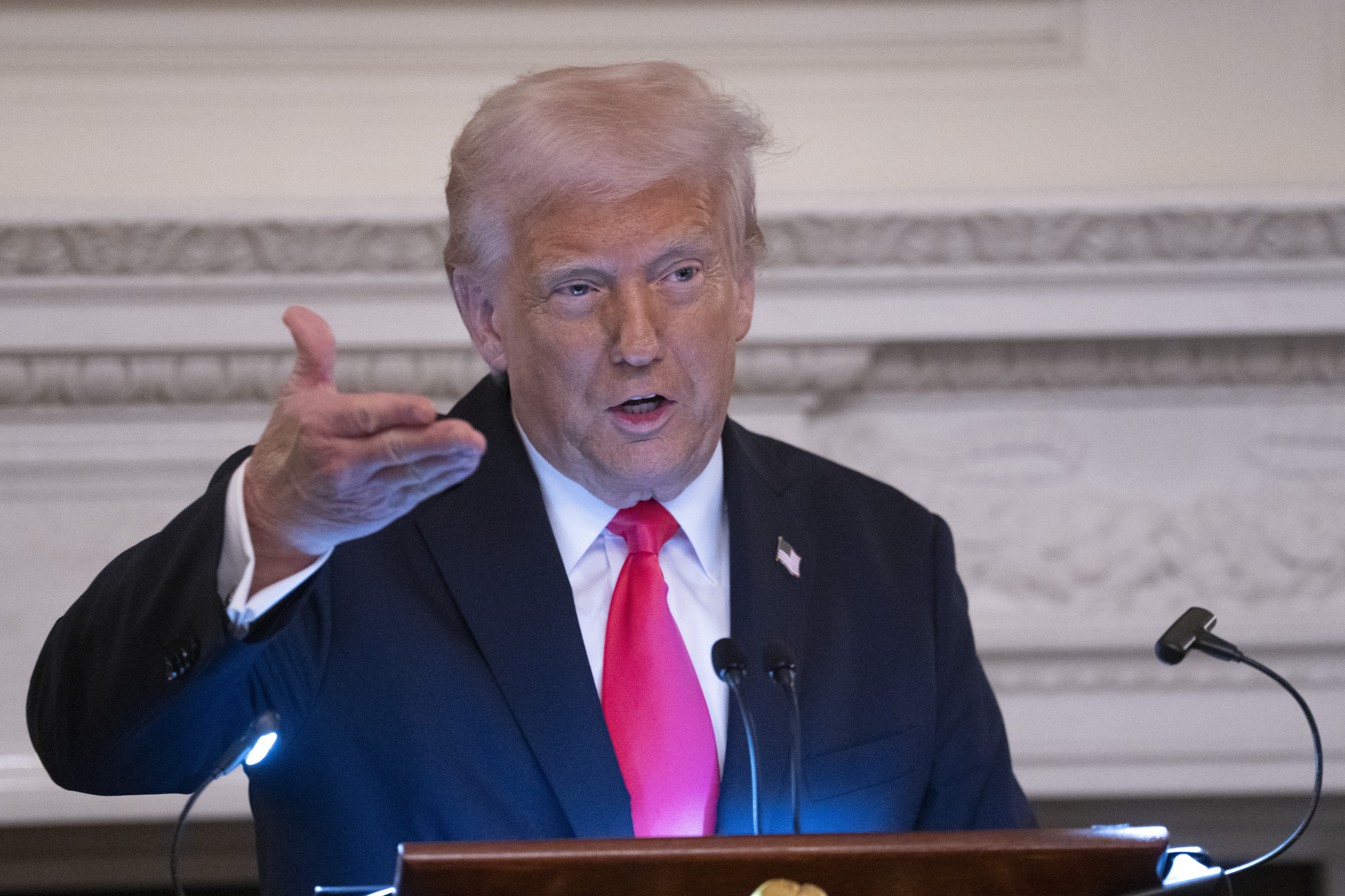 La cadena NBC asegura que Donald Trump está molesto con su homólogo ruso, Vladimir Putin, por cuestionar el liderazgo de Volodímir Zelenski en Ucrania. (Foto Prensa Libre: EFE/EPA/Chris Kleponis / POOL).