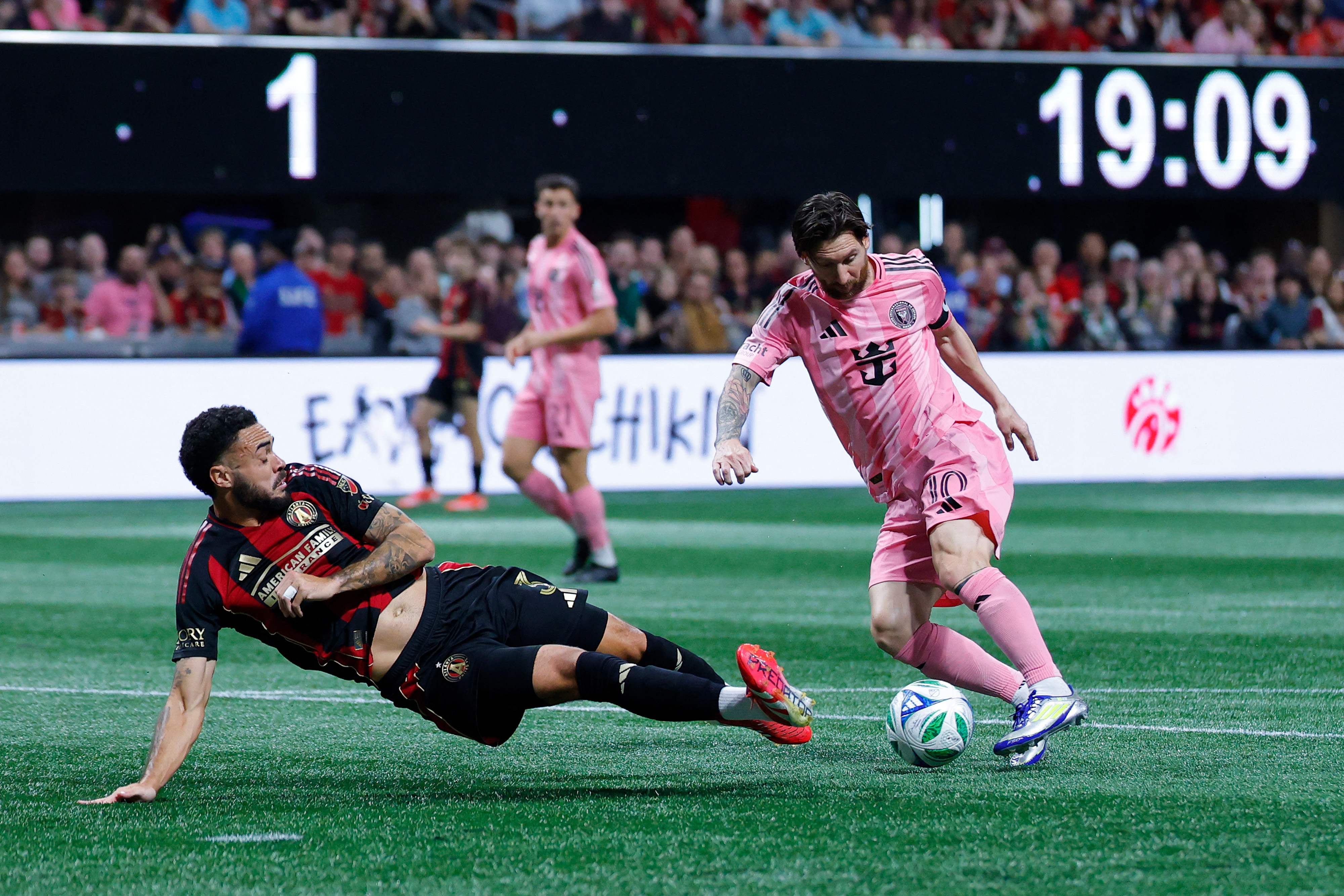 ATLANTA, GEORGIA - MARCH 16: Lionel Messi #10 of Inter Miami CF controls the ball whilst under pressure from Derrick Williams #3 of Atlanta United during the MLS match between Atlanta United and Inter Miami CF at Mercedes-Benz Stadium on March 16, 2025 in Atlanta, Georgia.   Todd Kirkland/Getty Images/AFP (Photo by Todd Kirkland / GETTY IMAGES NORTH AMERICA / Getty Images via AFP)