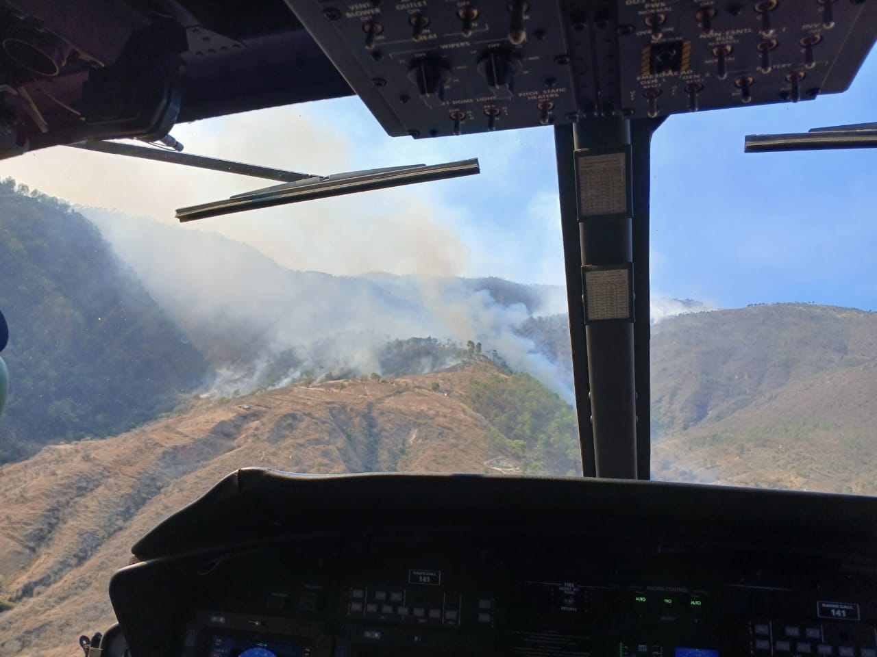 Un incendio forestal en el caserío Chuchún, en Sacapulas, Quiché, destruye decenas de hectáreas de bosque. (Foto Prensa Libre: Conred)