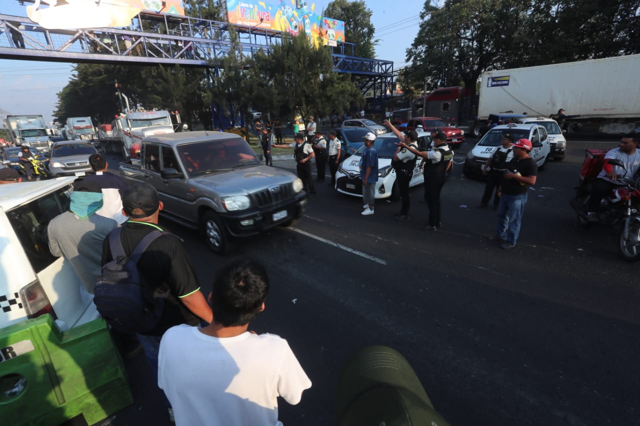 Complicaciones en la calzada Roosevelt debido a un bloqueo en contra del seguro obligatorio. (Foto Prensa Libre: Juan Diego González)