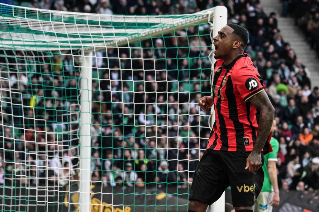 Pablo Rosario celebra un gol de su equipo durante el partido de la L1 francesa entre el AS Saint-Etienne y el OGC Nice. 