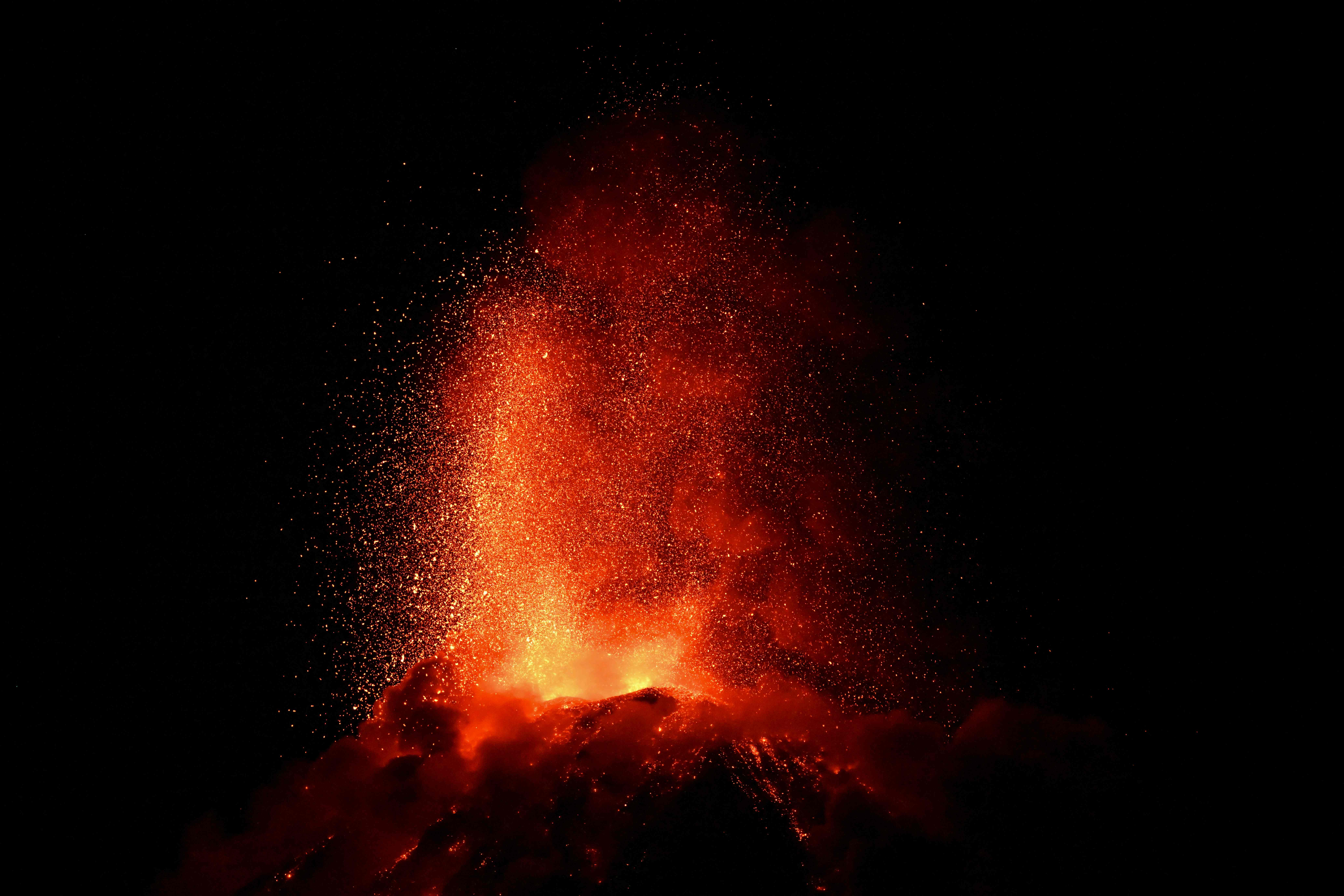 Volcán de Fuego lanza columnas de humo, ceniza y piedras