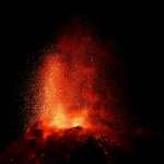 Volcán de Fuego lanza columnas de humo, ceniza y piedras